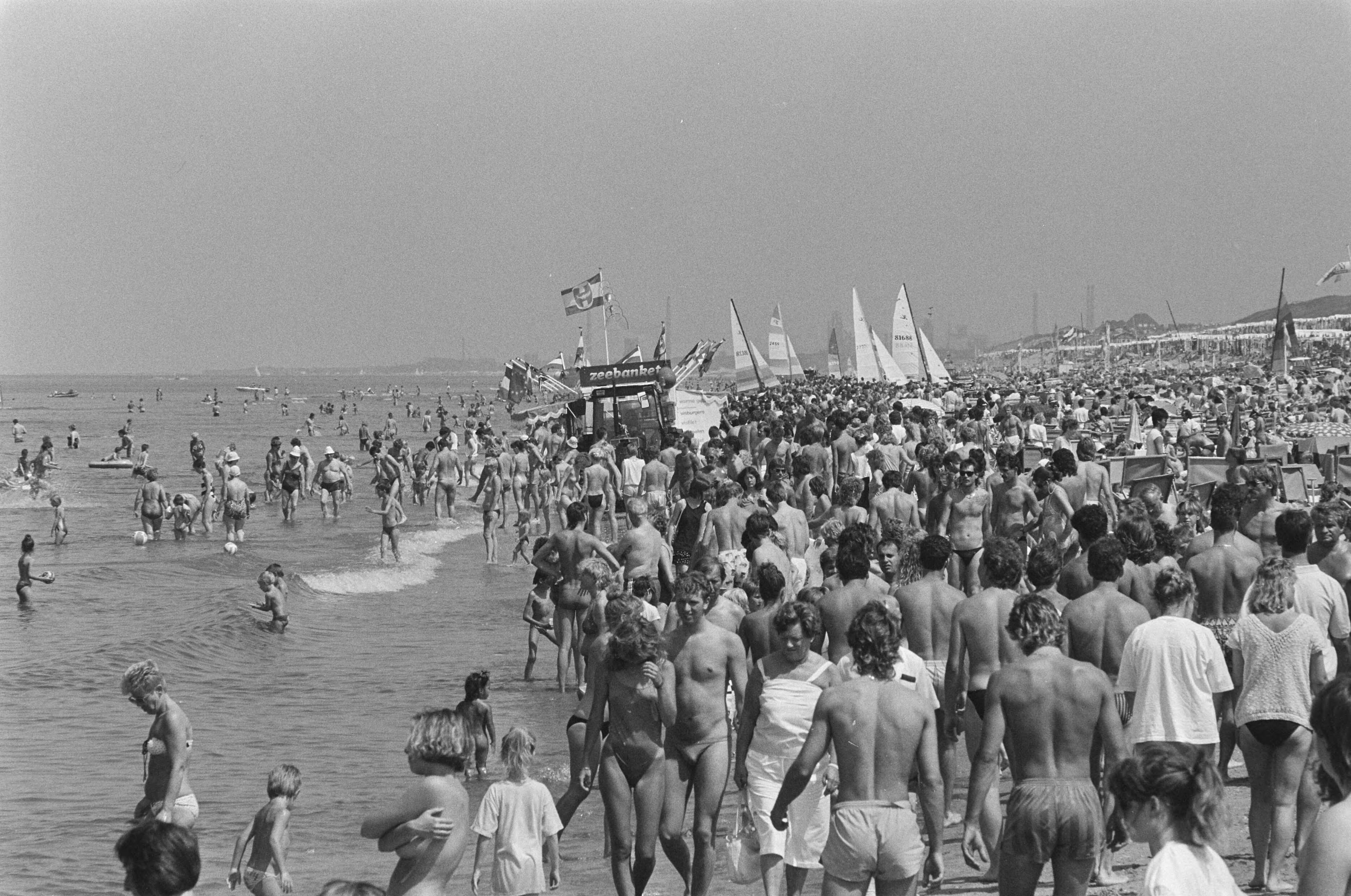 Fotocollectie Anefo — Overvol strand in Zandvoort door het warme weer — Foto: Bogaerts, Rob / Anefo. Licentie: Set B: Rechtenvrij / Publiek Domein. Bron: Nationaal Archief. http://hdl.handle.net/10648/ad622478-d0b4-102d-bcf8-003048976d84