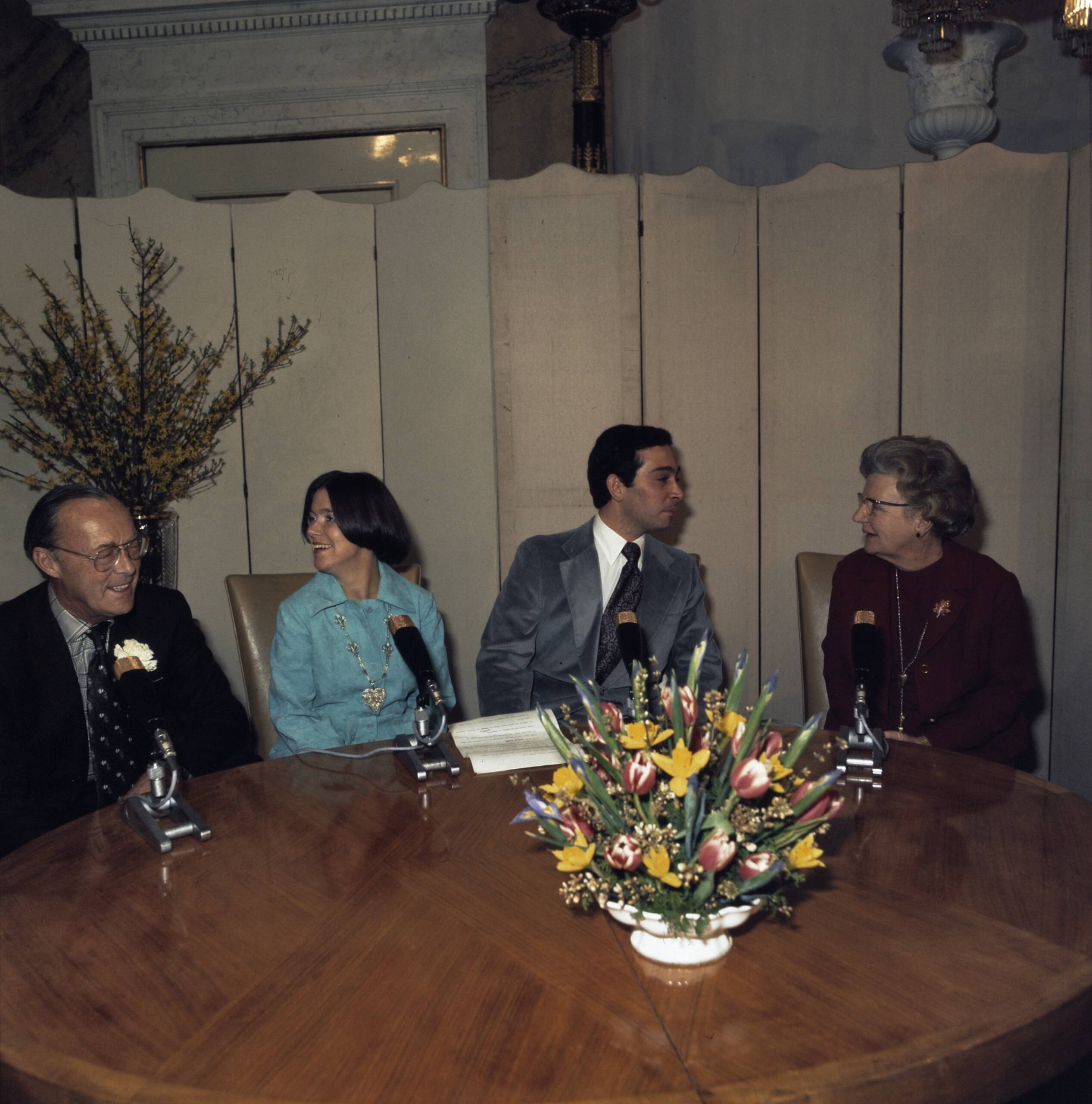 De verloving van prinses Christina met Jorge Guillermo wordt op Soestdijk bekend gemaakt — Prins Bernhard, prinses Christina, Jorge Guillermo en koningin Juliana — Foto: Mieremet, Rob / Anefo. Licentie: Set B: Rechtenvrij / Publiek Domein. Bron: Nationaal Archief. http://hdl.handle.net/10648/ad93652e-d0b4-102d-bcf8-003048976d84