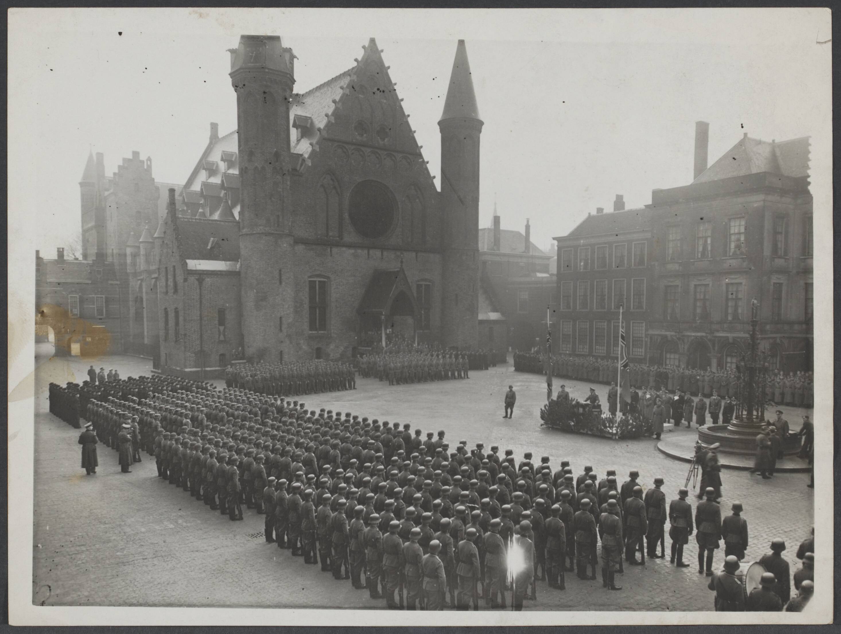 Nederlandse W.A. — De plechtige Heldenherdenking te Den Haag. De troepen op het Binnenhof worden voor de plechtigheid geïnspecteerd door Rijkscommissaris Rijksminister dr. Seyss-Inquart en den Weermachtsbevelhebber in Nederland, Generaal der Vliegers F. Christiansen — Foto: Meijer, T.A. / N.V. Polygoon. Licentie: Set B: Rechtenvrij / Publiek Domein. Bron: Nationaal Archief. http://hdl.handle.net/10648/af9886d6-6613-bc87-f1fe-60713a6662f6