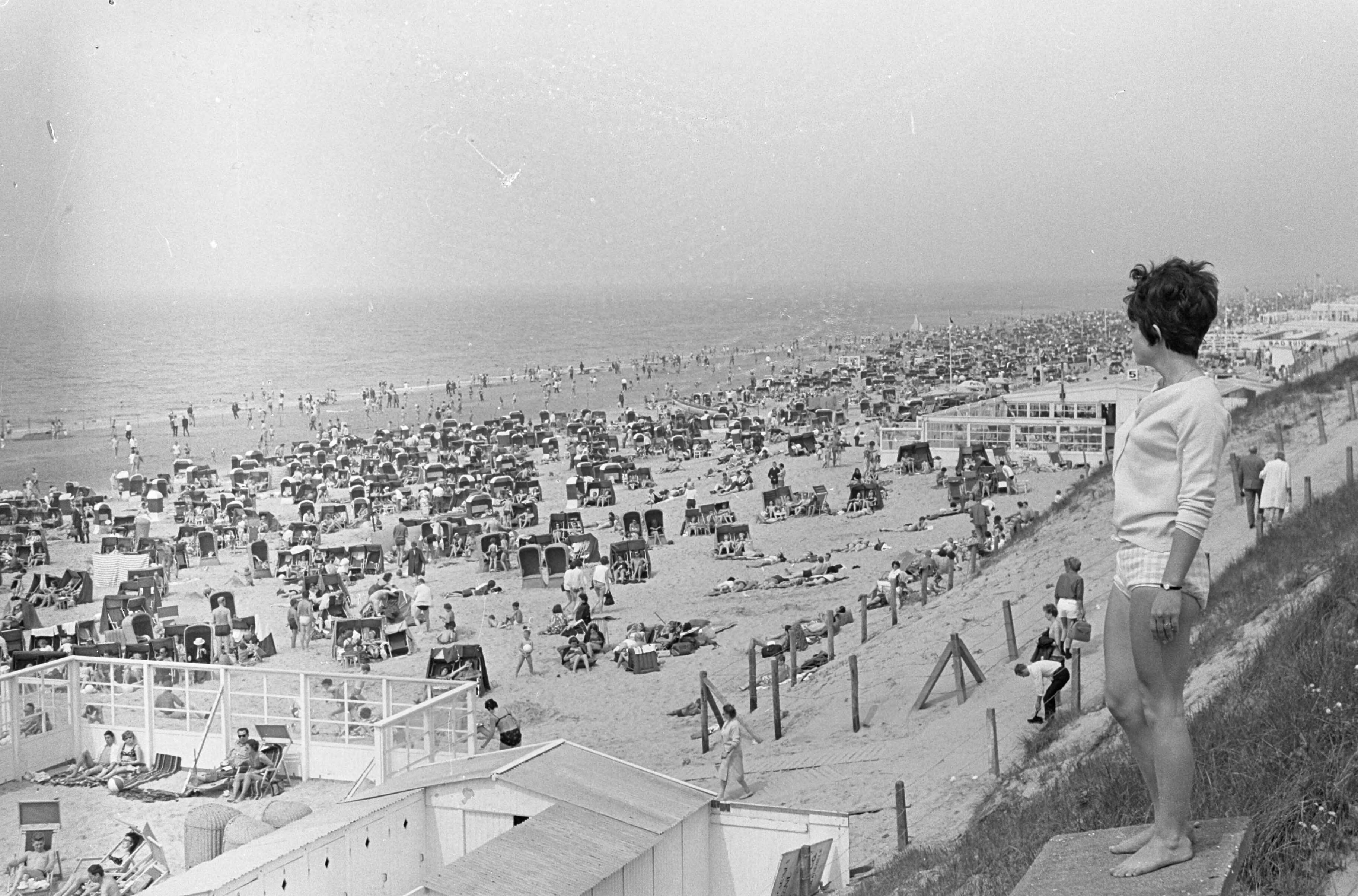 Fotocollectie Anefo — Drukte aan Zandvoortse strand — Foto: Evers, Joost / Anefo. Licentie: Set B: Rechtenvrij / Publiek Domein. Bron: Nationaal Archief. http://hdl.handle.net/10648/aaac07b2-d0b4-102d-bcf8-003048976d84