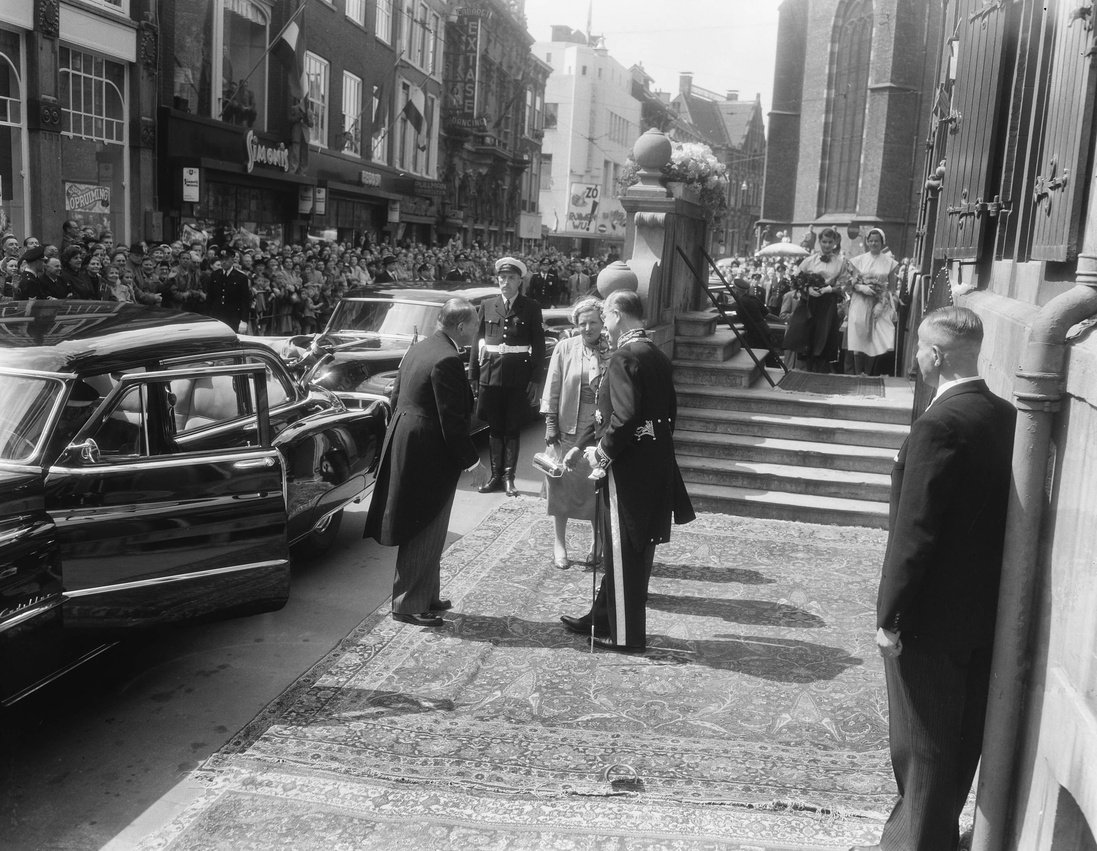 Staatsbezoek Franse president René Coty (1954) — Staatsbezoek Franse president René Coty. Tweede dag. Bezoek aan Den Haag. Aankomst bij het stadhuis — Foto: Noske, J.D. / Anefo. Licentie: Set B: Rechtenvrij / Publiek Domein. Bron: Nationaal Archief. http://hdl.handle.net/10648/a9264ba0-d0b4-102d-bcf8-003048976d84