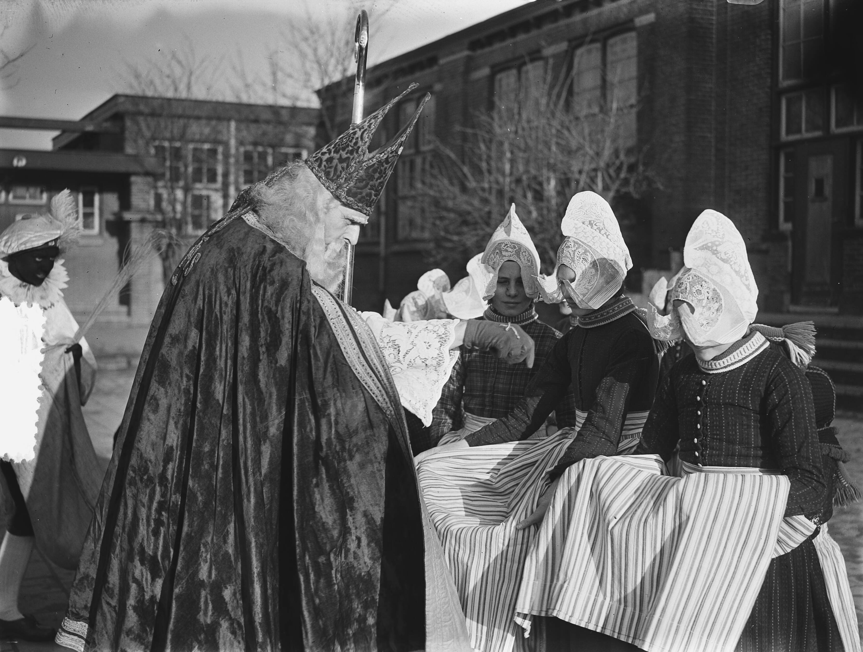 Sint Nicolaas bezoekt school in Volendam — Foto: Bilsen, Joop van / Anefo. — Licentie: Set B: Rechtenvrij / Publiek Domein. Bron: Nationaal Archief. http://hdl.handle.net/10648/a9030258-d0b4-102d-bcf8-003048976d84