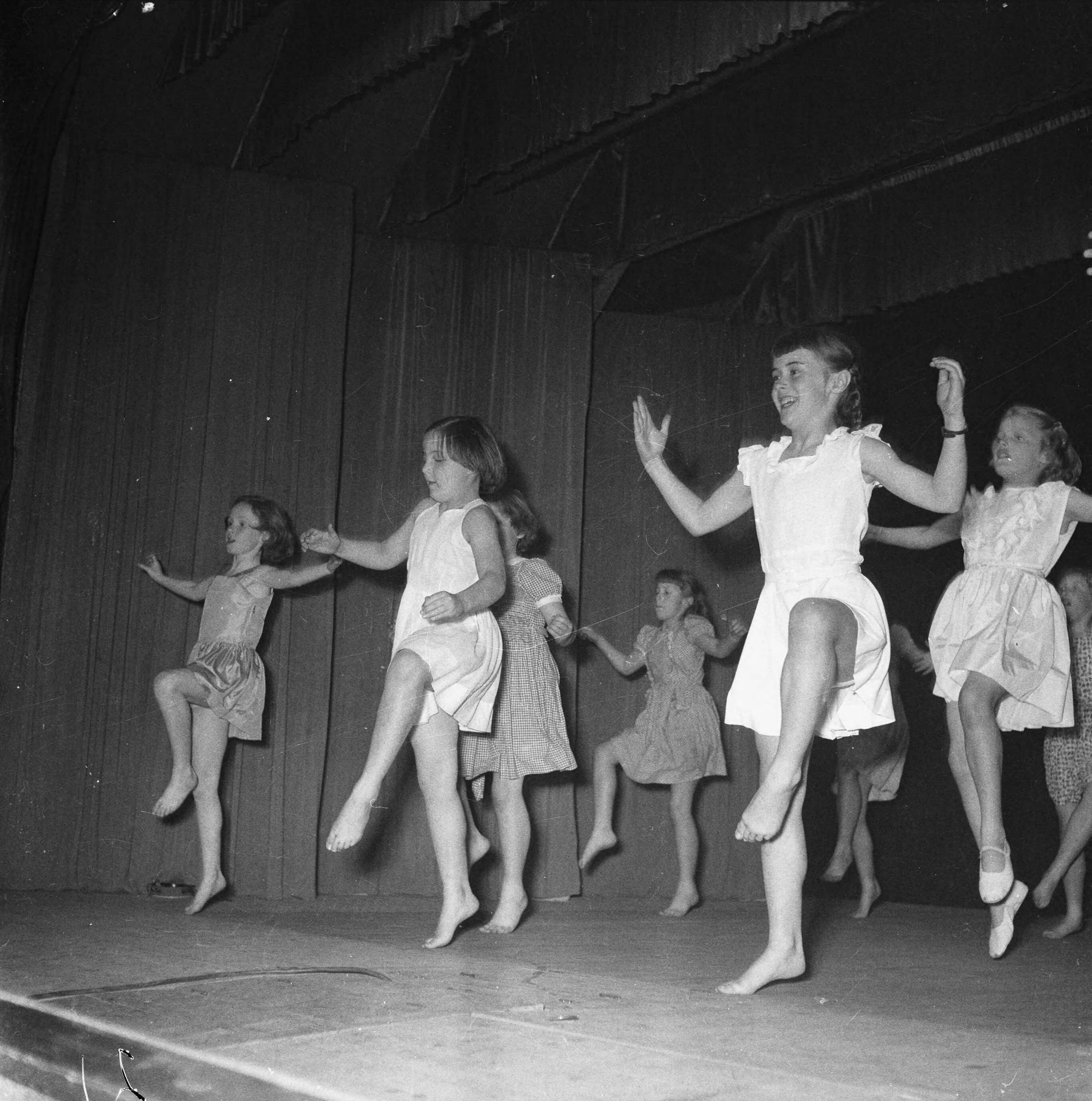 Fotocollectie RVD / Koninklijk Huis — Prinses Margriet tijdens uitvoering ballet in het Plankenierstheater te Huizen, 1952 — Foto: Rousel (repro) / RVD. Licentie: Set B: Rechtenvrij / Publiek Domein. Bron: Nationaal Archief. http://hdl.handle.net/10648/afb8ecde-d0b4-102d-bcf8-003048976d84