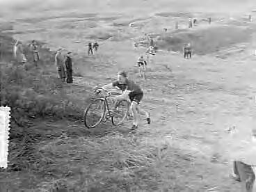 Fotocollectie Anefo — Cyclecross Zandvoort. Winnaar Manus Brinkman — Foto: Pot, Harry / Anefo. Licentie: Set B: Rechtenvrij / Publiek Domein. Bron: Nationaal Archief. http://hdl.handle.net/10648/a956843c-d0b4-102d-bcf8-003048976d84
