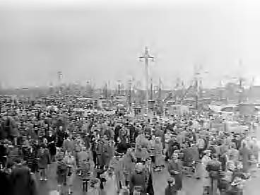 Fotocollectie Anefo — Vlaggetjesdag in IJmuiden en Scheveningen — Foto: Noske, J.D. / Anefo. Licentie: Set B: Rechtenvrij / Publiek Domein. Bron: Nationaal Archief. http://hdl.handle.net/10648/a95fcd26-d0b4-102d-bcf8-003048976d84