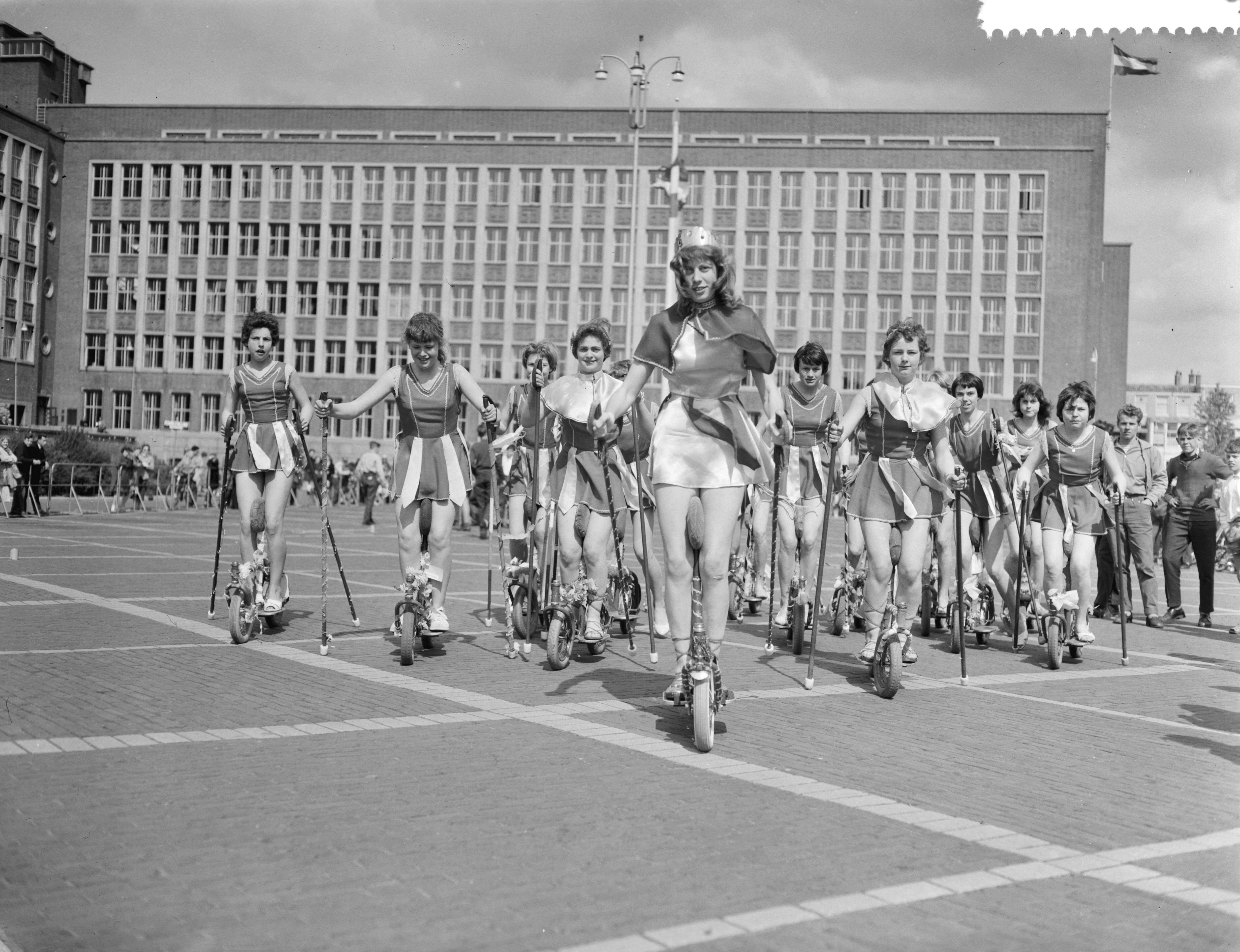 Fotocollectie Anefo — Verkiezing van de rolskikoningin te Den Haag, de rolskikoningin Ineke Moody (16 jaar) met haar hofdames in actie — Foto: Rossem, Wim van / Anefo. Licentie: Set B: Rechtenvrij / Publiek Domein. Bron: Nationaal Archief. http://hdl.handle.net/10648/a9932ec8-d0b4-102d-bcf8-003048976d84