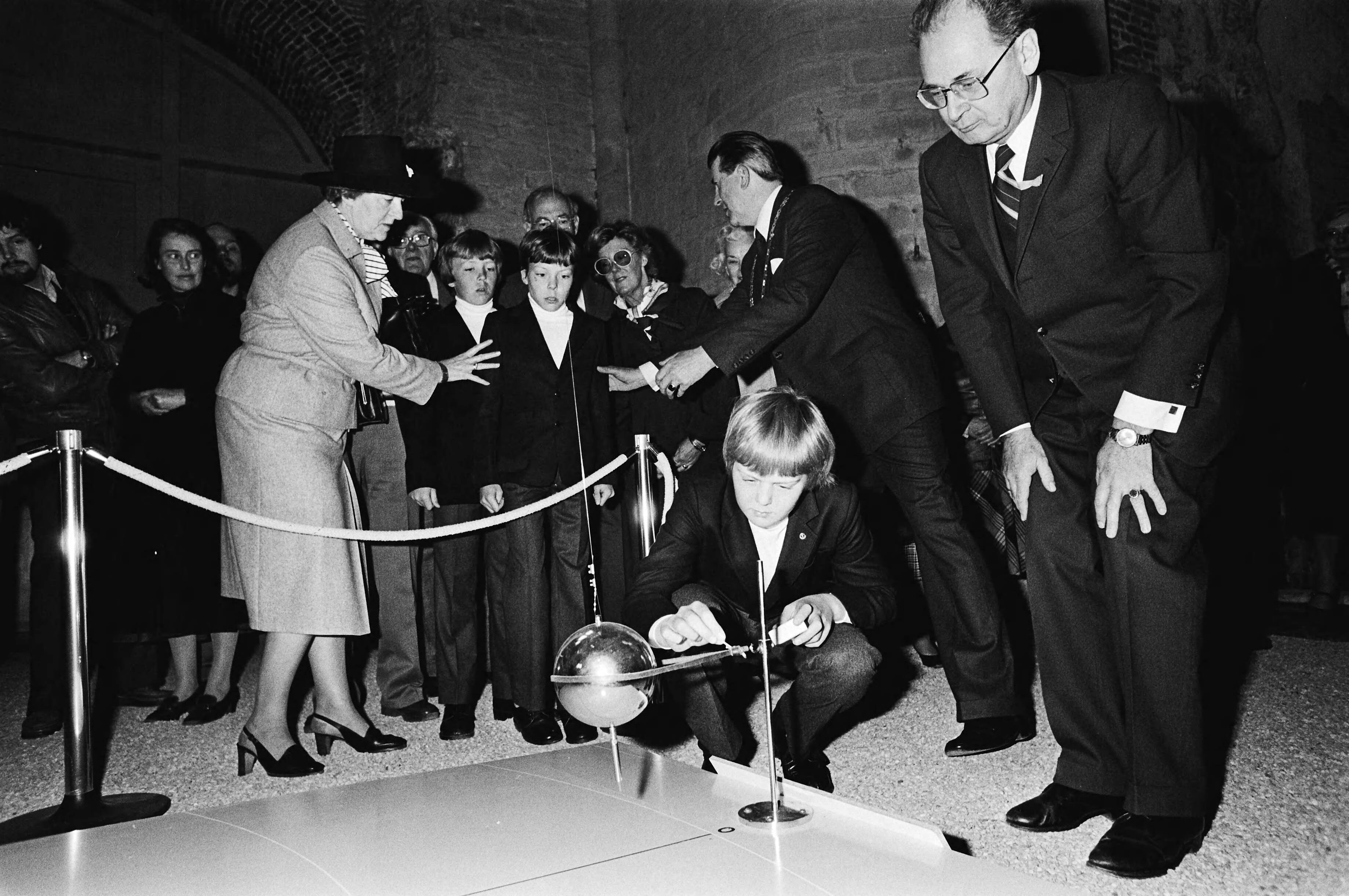 Fotocollectie Anefo — Viering Koninginnedag in Veere, Prins Willem Alexander brandt touwtje door in de Grote Kerk in Veere — Foto: Bogaerts, Rob / Anefo. Licentie: Set B: Rechtenvrij / Publiek Domein. Bron: Nationaal Archief. http://hdl.handle.net/10648/acfab9f0-d0b4-102d-bcf8-003048976d84