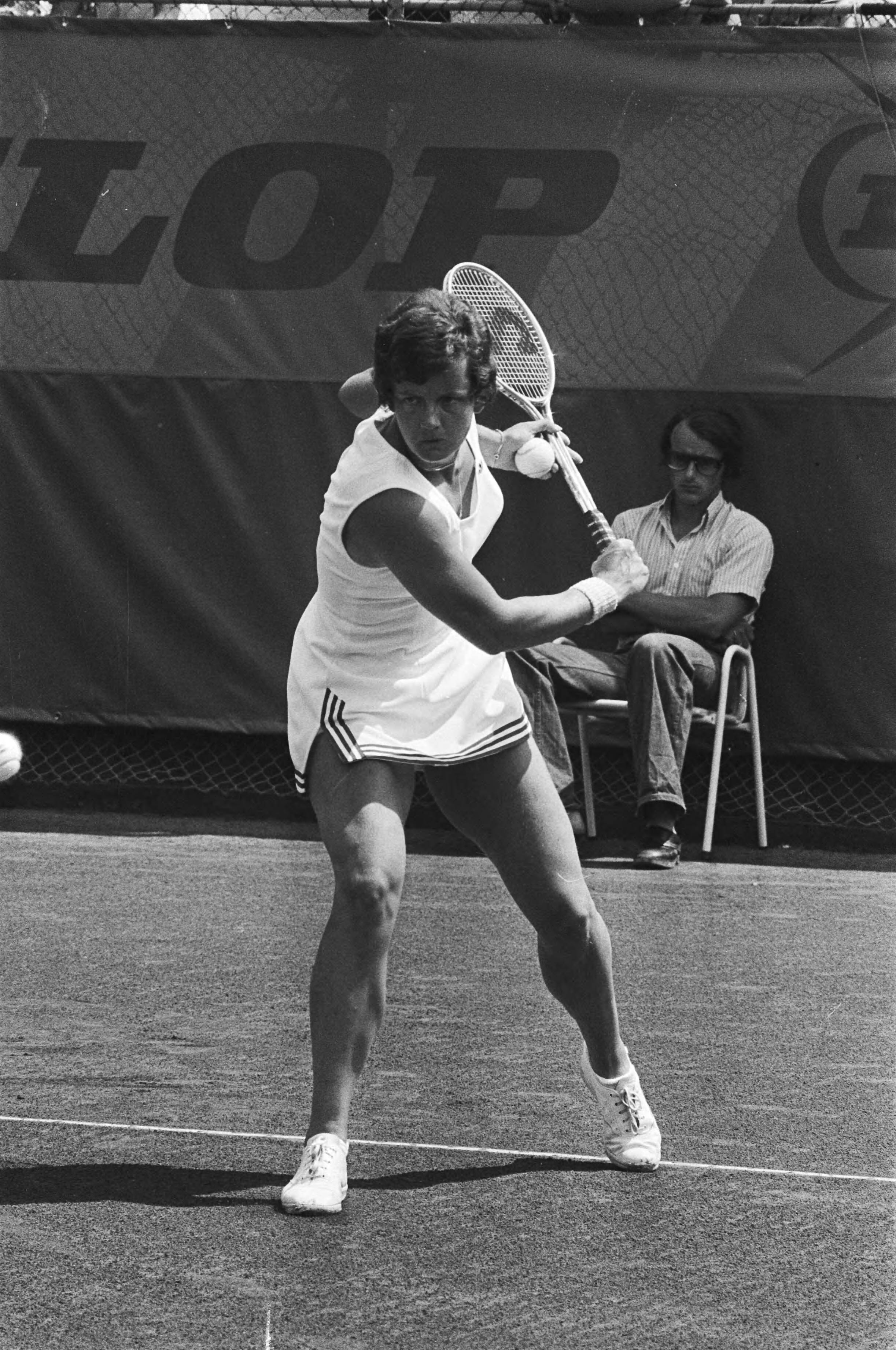 Fotocollectie Anefo — Tennis op Metzbanen Scheveningen, Betty Stove in aktie — Foto: Peters, Hans / Anefo. Licentie: Set B: Rechtenvrij / Publiek Domein. Bron: Nationaal Archief. http://hdl.handle.net/10648/ac878098-d0b4-102d-bcf8-003048976d84