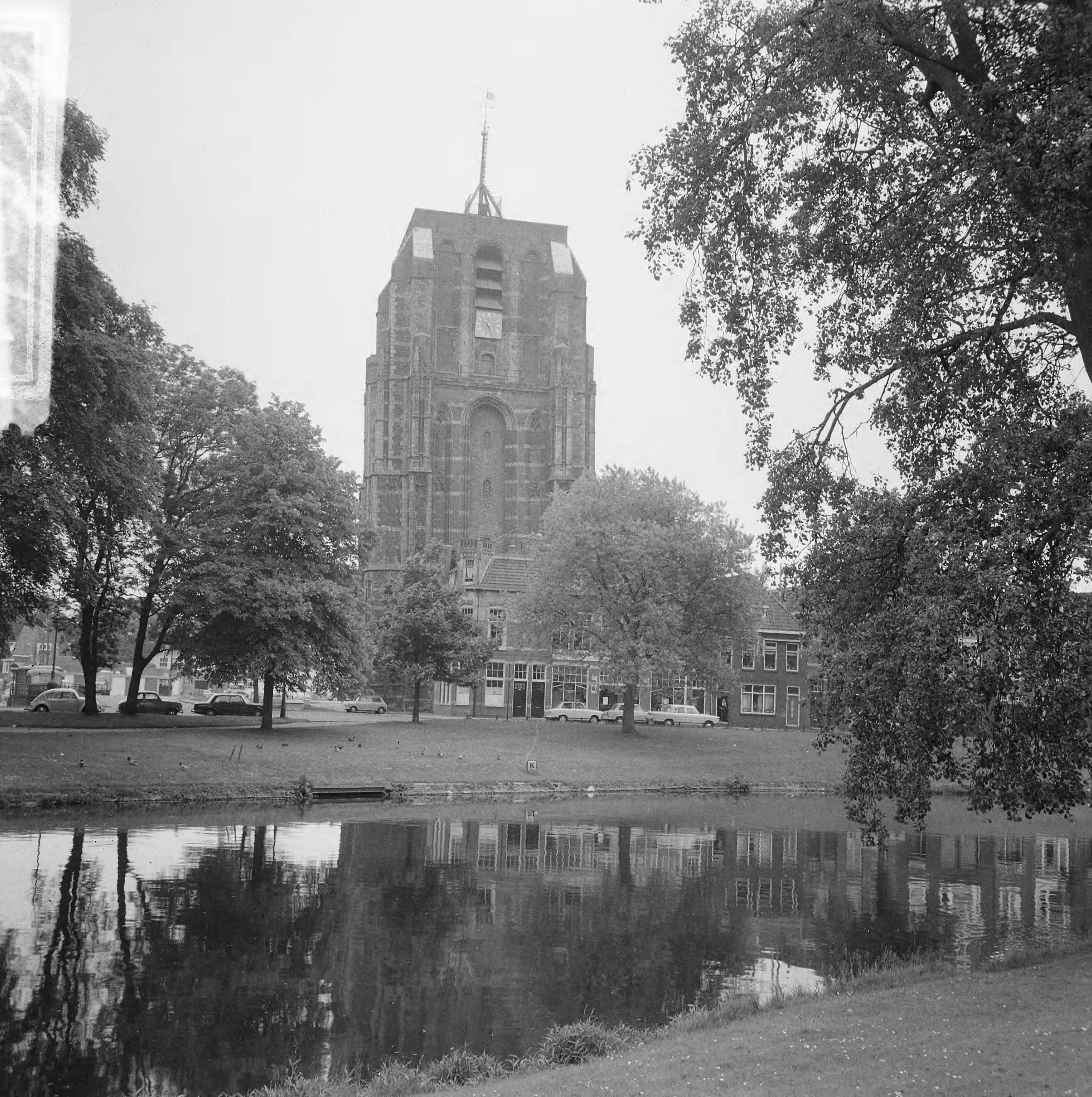 Fotocollectie Anefo — Oldehovetoren te Leeuwarden — Foto: Nijs, Jac. de / Anefo. Licentie: Set B: Rechtenvrij / Publiek Domein. Bron: Nationaal Archief. http://hdl.handle.net/10648/aaaca122-d0b4-102d-bcf8-003048976d84