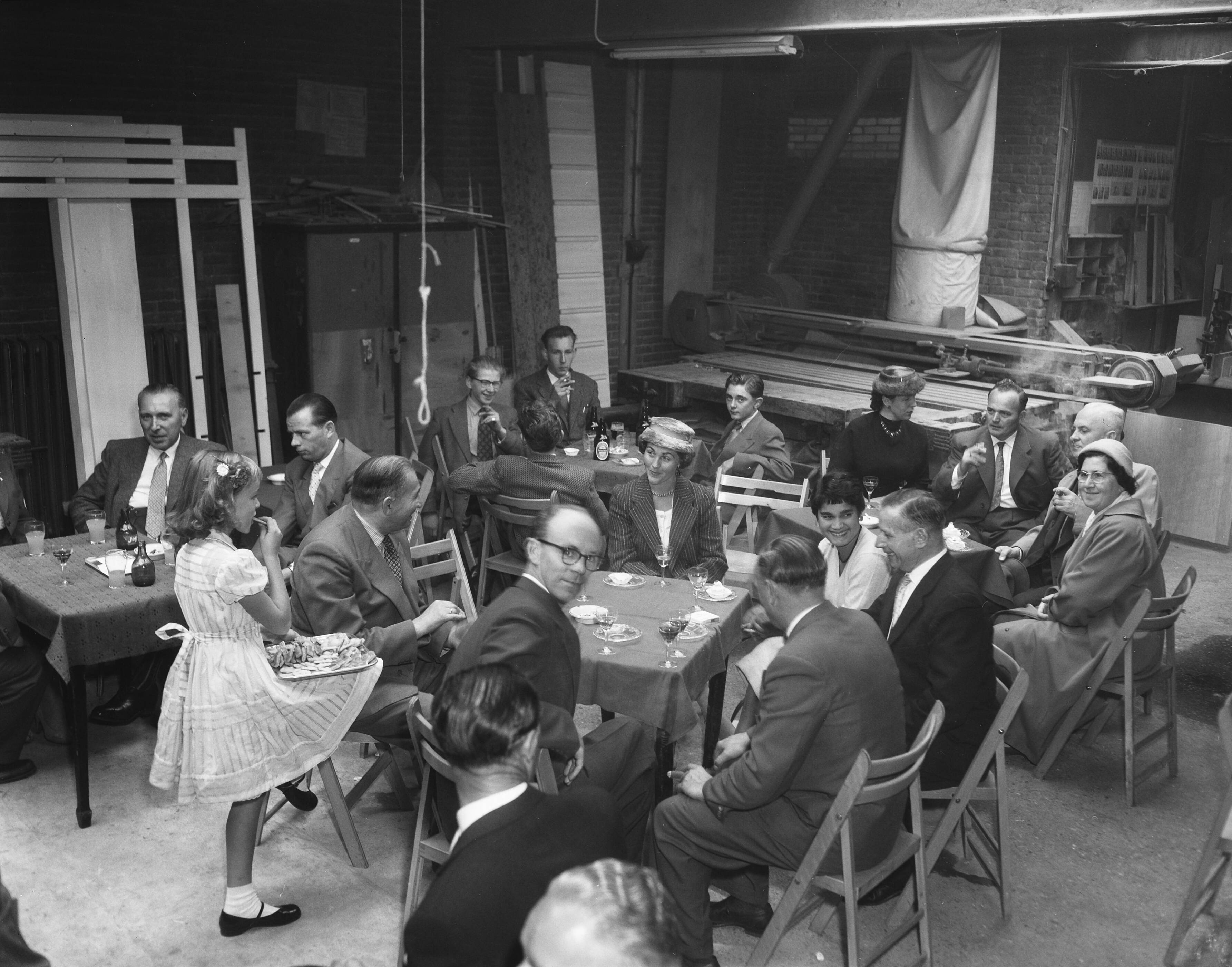 Fotocollectie Anefo — Opdrachten Fa. Koning te Haarlem — Foto: Pot, Harry / Anefo. Licentie: Set B: Rechtenvrij / Publiek Domein. Bron: Nationaal Archief. http://hdl.handle.net/10648/a96ac5d2-d0b4-102d-bcf8-003048976d84