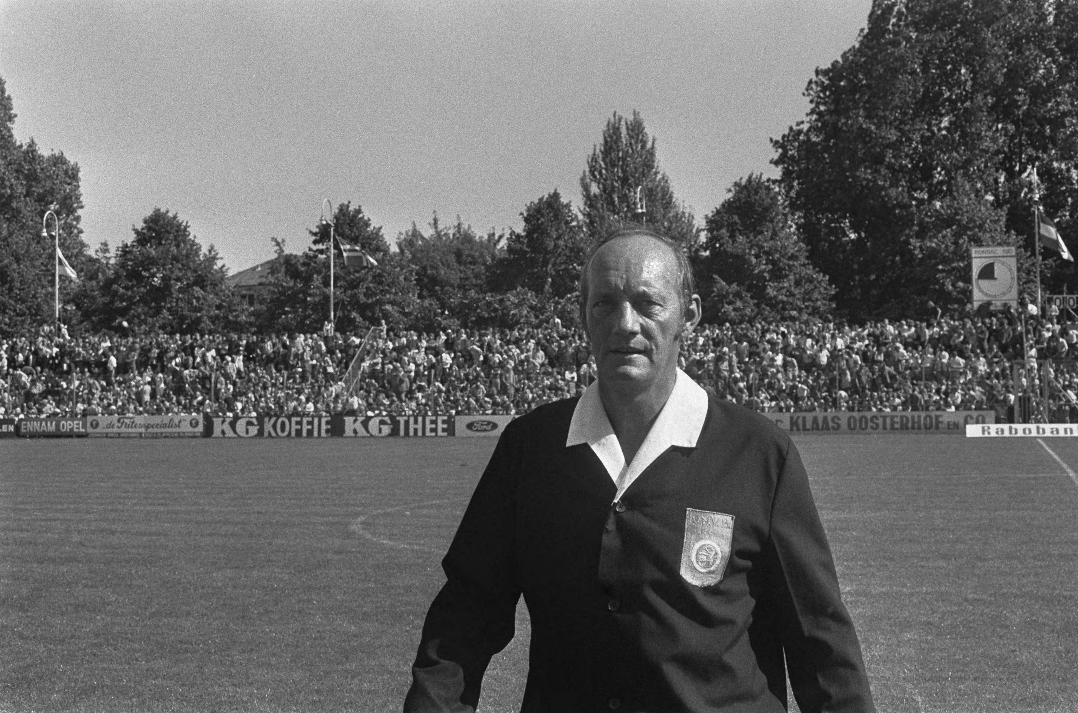 Fotocollectie Anefo — Groningen tegen Ajax 0-4, scheidsrechter H. Pijper (kop) — Foto: Peters, Hans / Anefo. Licentie: Set B: Rechtenvrij / Publiek Domein. Bron: Nationaal Archief. http://hdl.handle.net/10648/ac33eb0e-d0b4-102d-bcf8-003048976d84