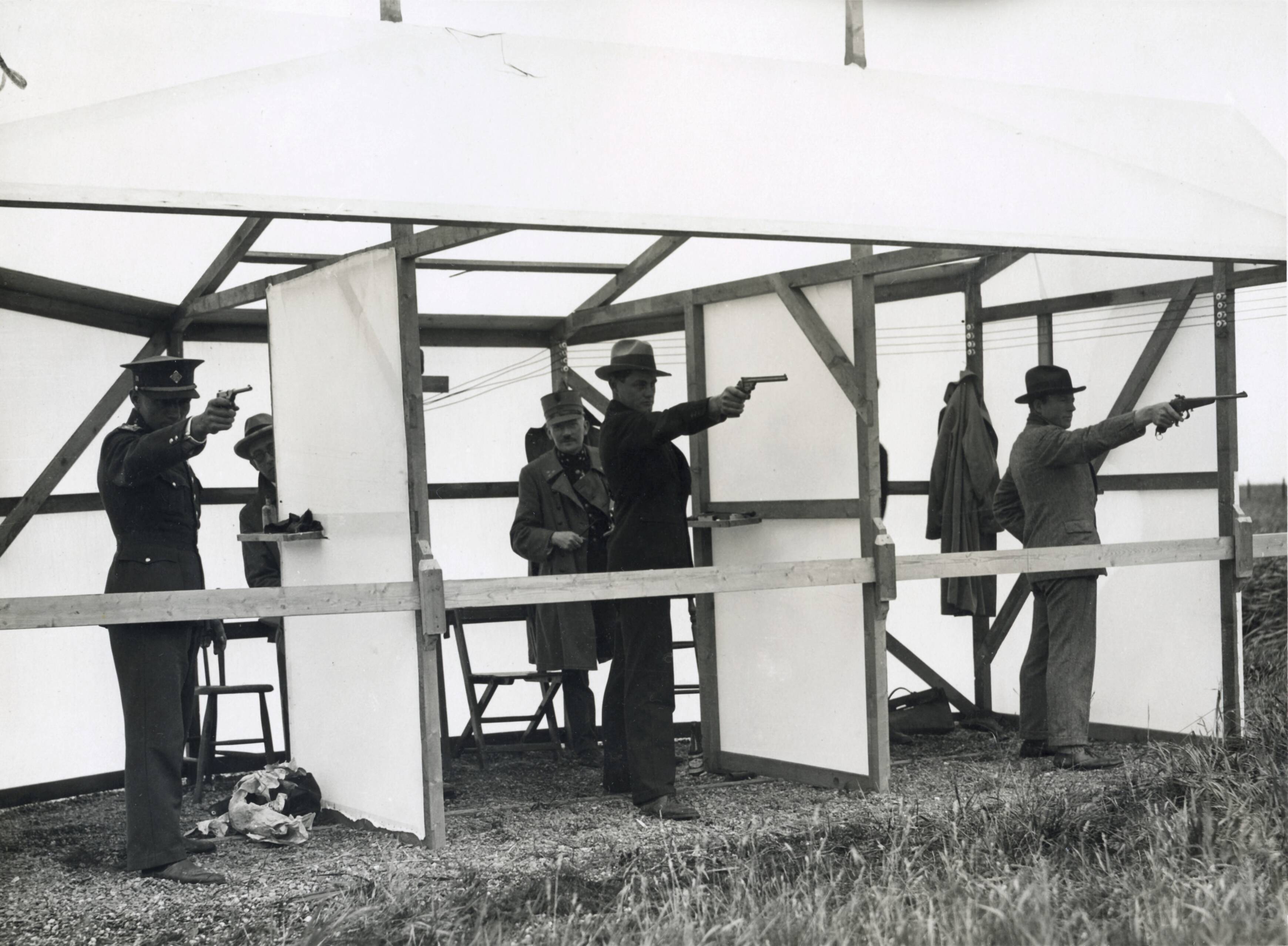 Sport — Sport, Olympische Spelen Amsterdam, 1928: Drie heren met hoed op bezig met een schietwedstrijd. — Foto: Fotograaf Onbekend / Algemeen Fotobureau Amsterdam / Rechtenvrij (05589). Licentie: Set B: Rechtenvrij / Publiek Domein. Bron: Nationaal Archief. http://hdl.handle.net/10648/35429da7-08c8-a382-e063-6df0900a6686