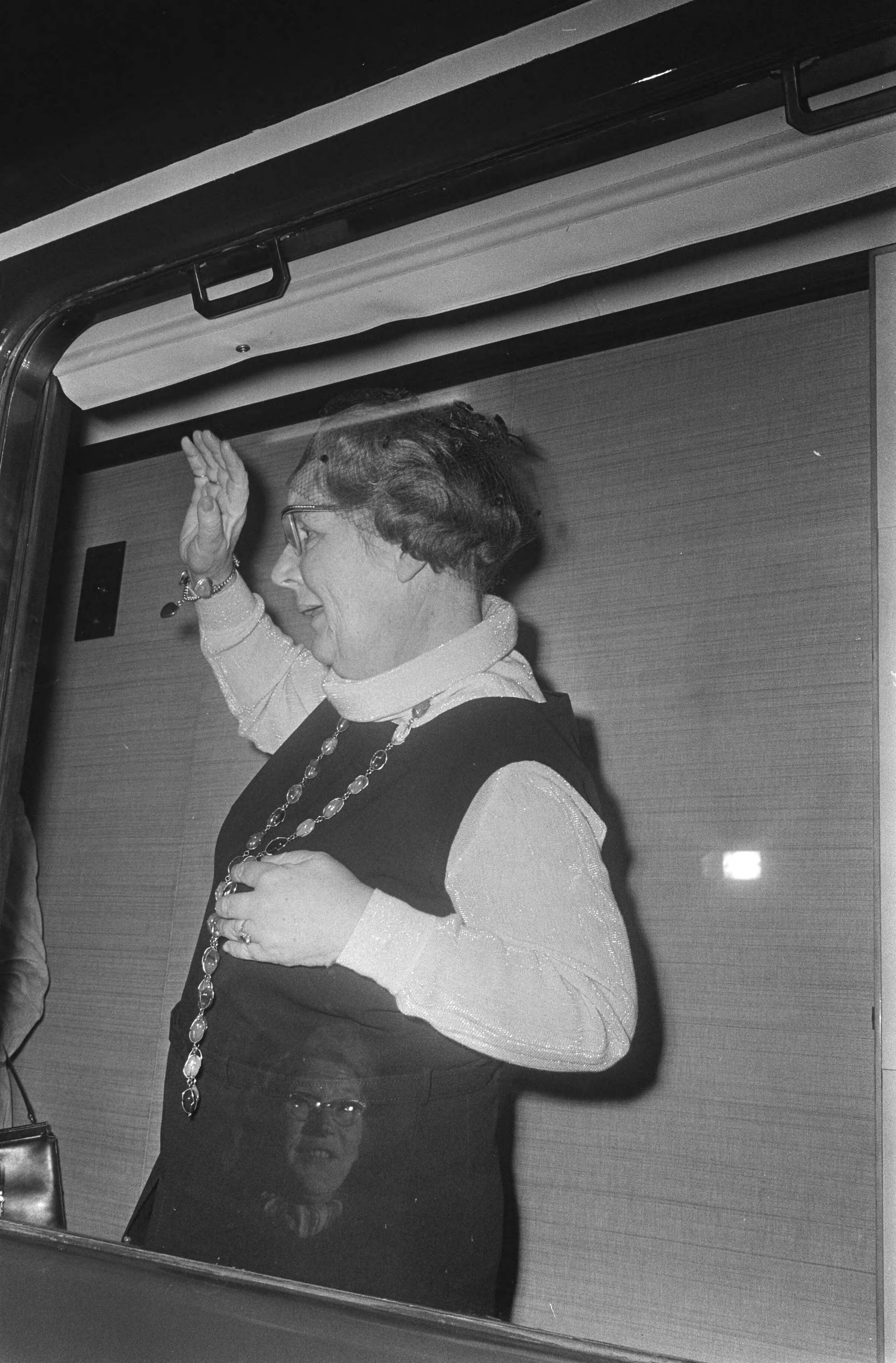 Fotocollectie Anefo — Koninklijke Familie vertrekt per trein naar Lech voor wintervakantie, vanaf Baarn; koningin Juliana in coupe — Foto: Verhoeff, Bert / Anefo. Licentie: Set B: Rechtenvrij / Publiek Domein. Bron: Nationaal Archief. http://hdl.handle.net/10648/abb588ae-d0b4-102d-bcf8-003048976d84
