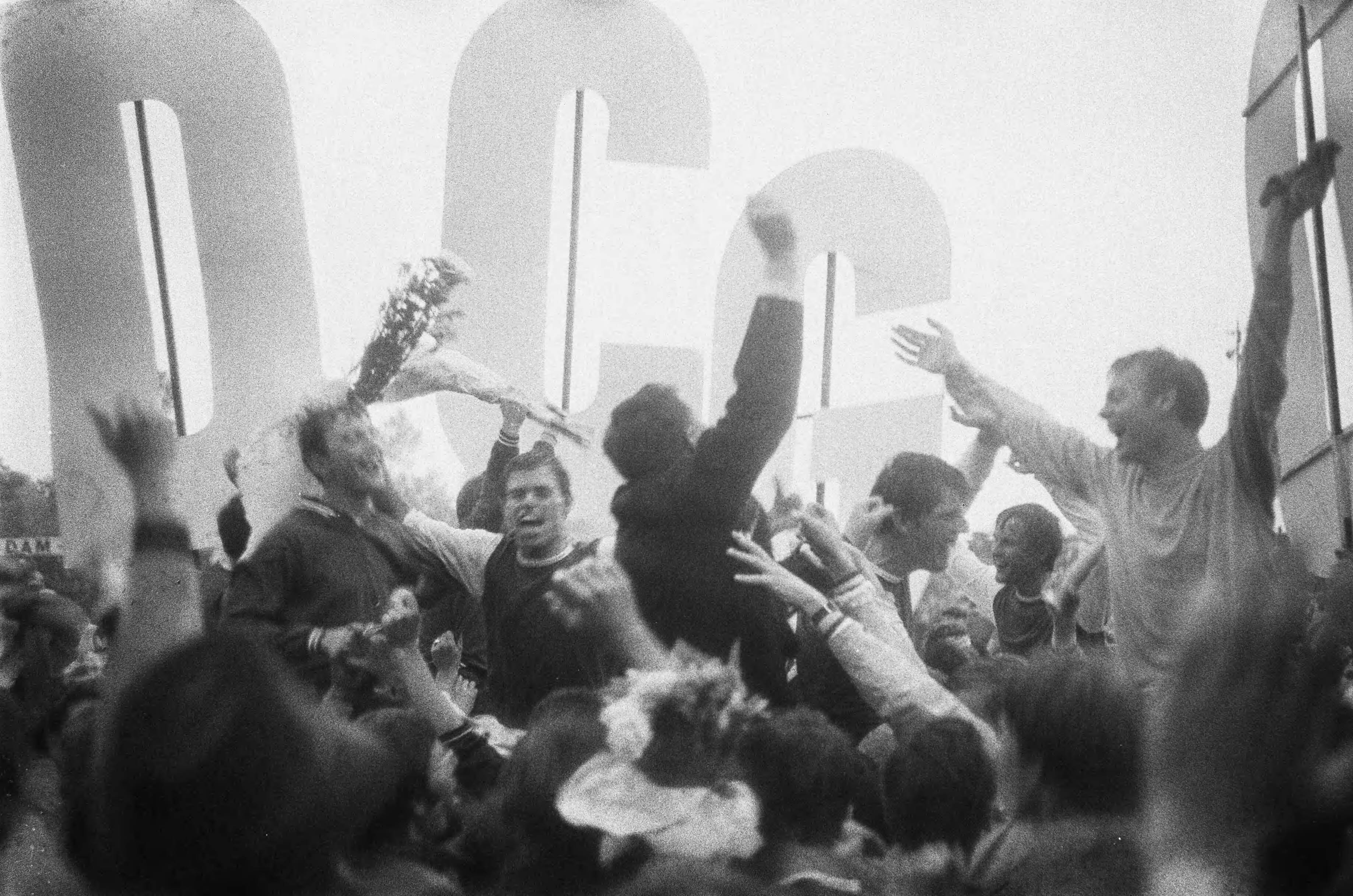 Fotocollectie Anefo — Kampioenschap Zondag-Amateurs, DCG wint met 2-1 van UVS. Spelers op schouders supporters — Foto: Koch, Eric / Anefo. Licentie: Set B: Rechtenvrij / Publiek Domein. Bron: Nationaal Archief. http://hdl.handle.net/10648/ab469a20-d0b4-102d-bcf8-003048976d84