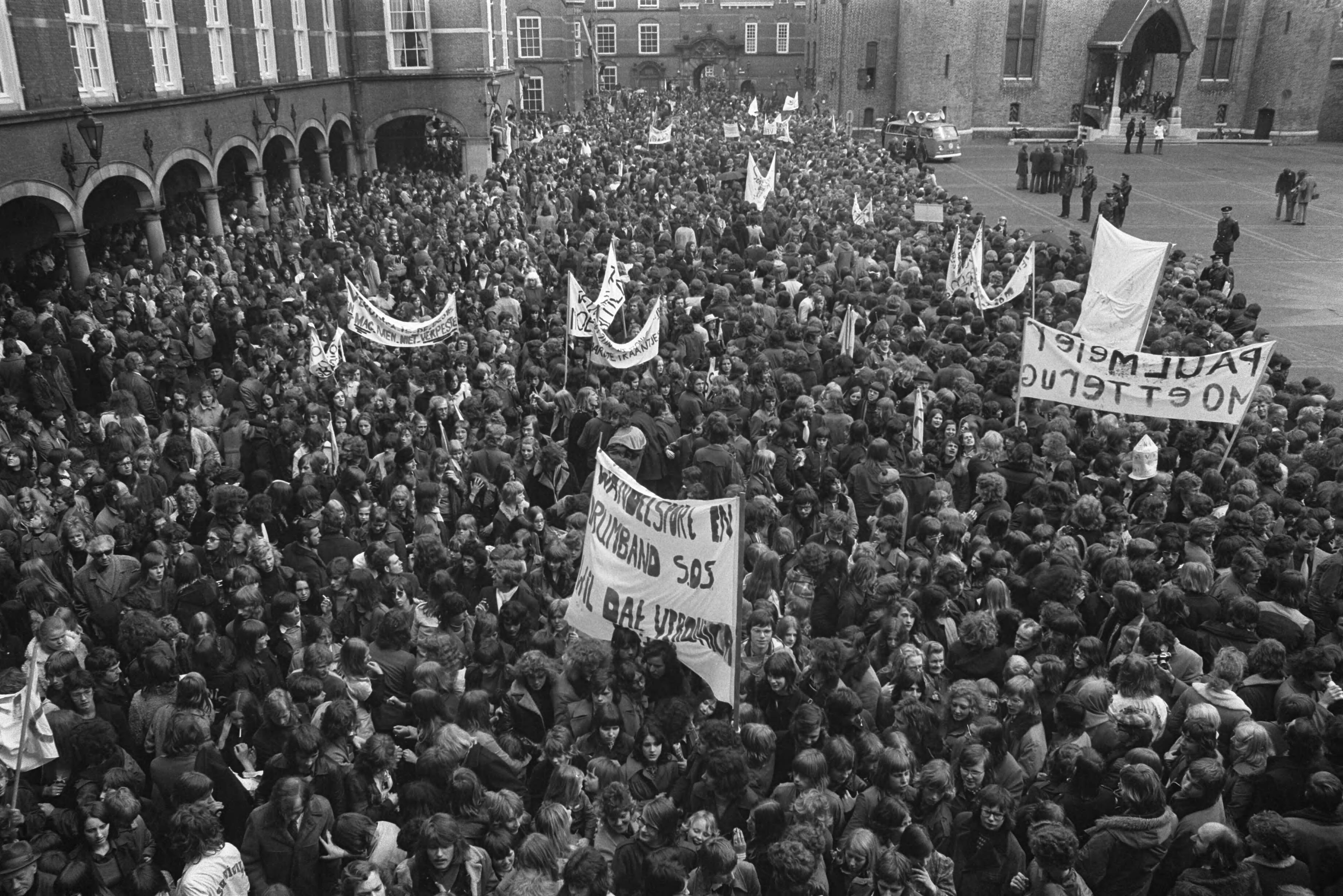 Fotocollectie Anefo — Demonstratie en hoorzitting over Veronica in Den Haag , overzicht demonstratie op Binnenhof — Foto: Verhoeff, Bert / Anefo. Licentie: Set B: Rechtenvrij / Publiek Domein. Bron: Nationaal Archief. http://hdl.handle.net/10648/ac2a3848-d0b4-102d-bcf8-003048976d84