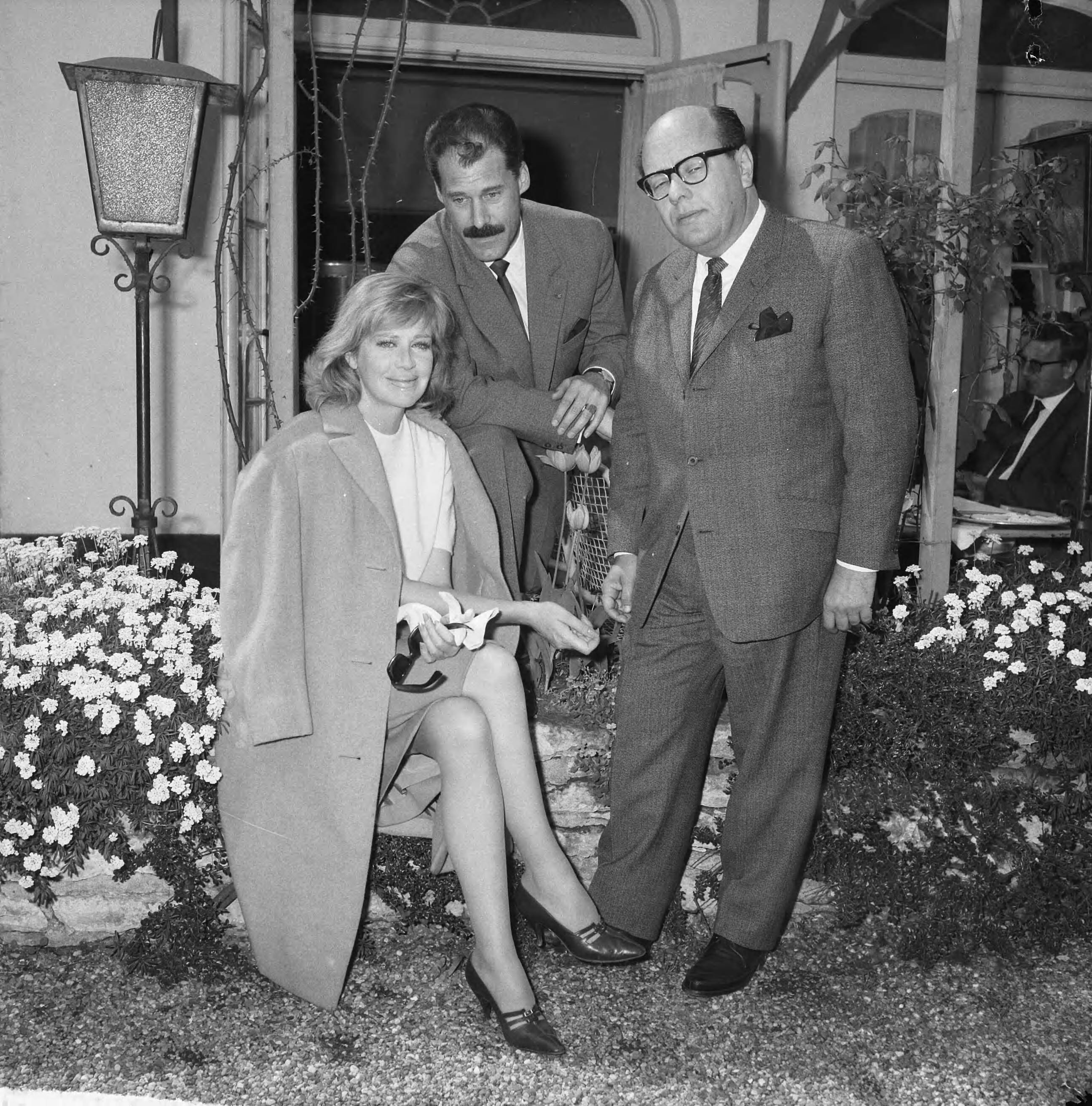 Fotocollectie Anefo — Hildegard Knef, Duitse actrice in TV-programma van Simon van Collem. Vlnr. Hildegard Knef, Fred Hoyte en Simon van Collem — Foto: Nijs, Jac. de / Anefo. Licentie: Set B: Rechtenvrij / Publiek Domein. Bron: Nationaal Archief. http://hdl.handle.net/10648/aa38c68a-d0b4-102d-bcf8-003048976d84