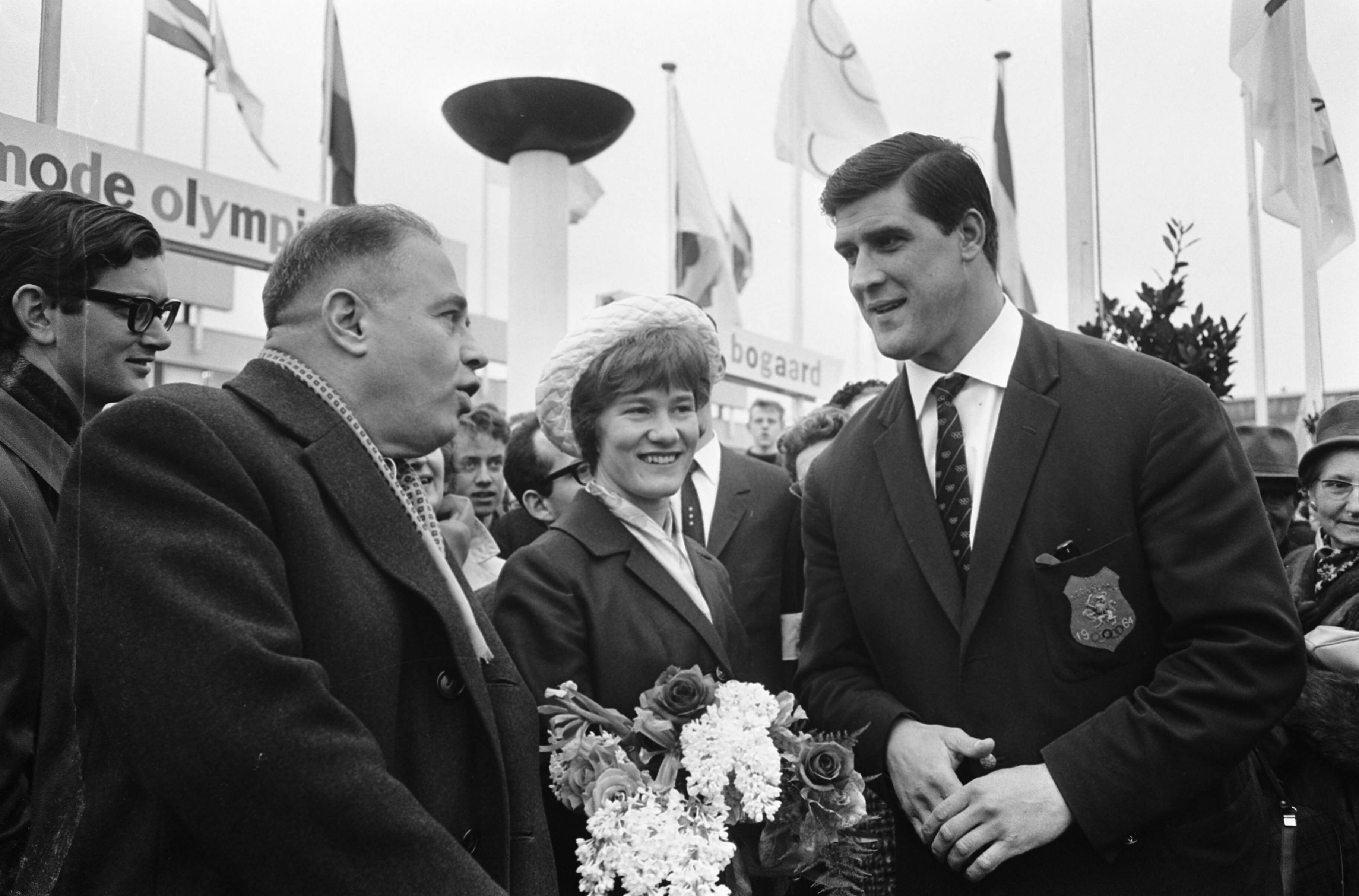 Fotocollectie Anefo — Anton Geesink en Sjoukje Dijkstra bij opening nieuwe winkel C & A te Rijswijk, Sjoukje Dijkstra en Anton Geesink — Foto: Koch, Eric / Anefo. Licentie: Set B: Rechtenvrij / Publiek Domein. Bron: Nationaal Archief. http://hdl.handle.net/10648/aa9add48-d0b4-102d-bcf8-003048976d84