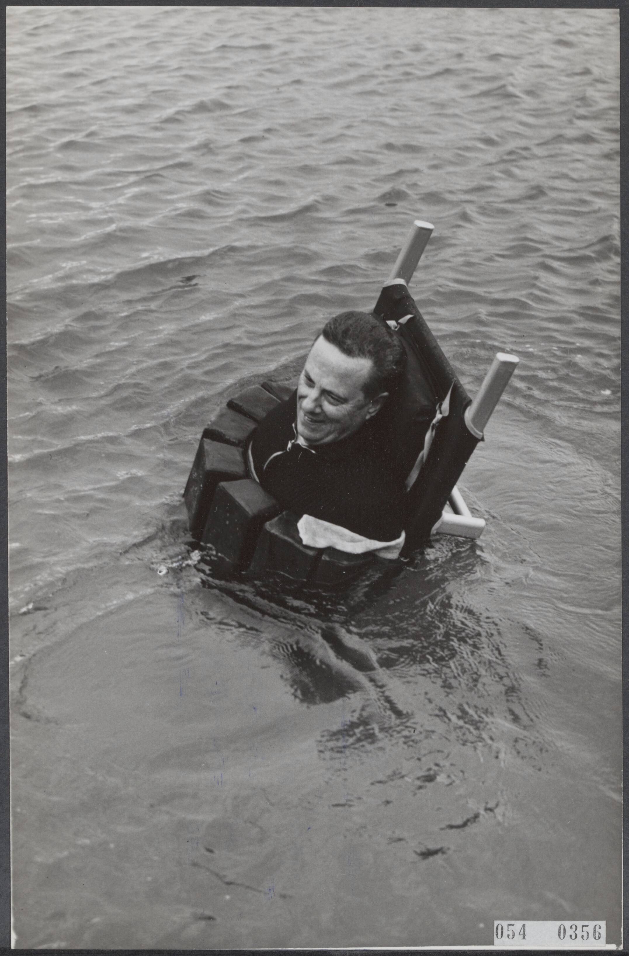 Fotocollectie Elsevier Binnenland — In Zandvoort in het bad Riche zijn demonstraties gegeven met een drijvende brancard welke bestemd is voor het hospitaalkerkschip "De Hoop" — Foto: Fotograaf Onbekend / Anefo. Licentie: Set B: Rechtenvrij / Publiek Domein. Bron: Nationaal Archief. http://hdl.handle.net/10648/ae0783be-d0b4-102d-bcf8-003048976d84