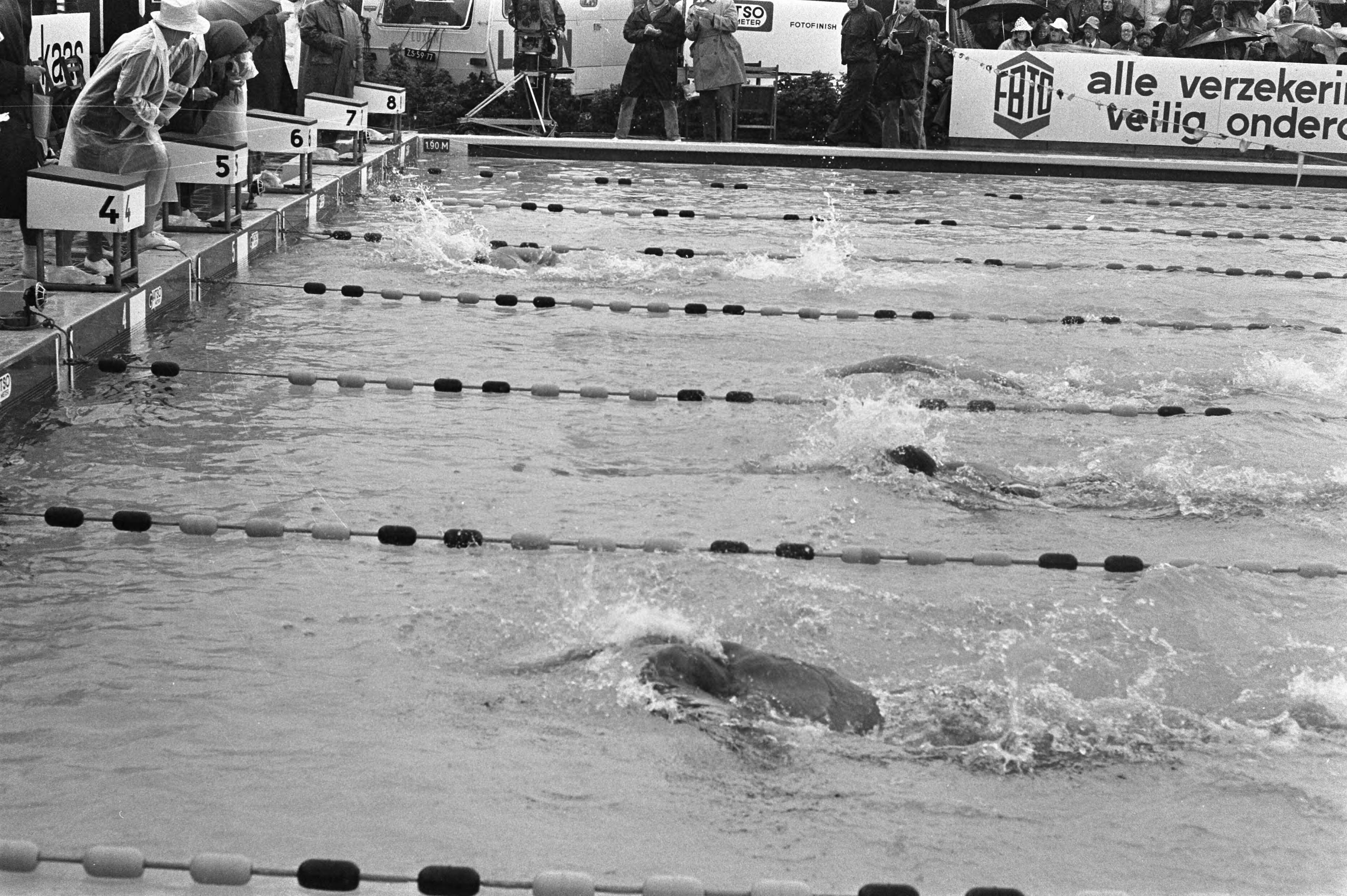 Fotocollectie Anefo — Nationale zwemkampioenschappen in Leeuwarden (vervolg van nr. 237009); overzicht — Foto: Verhoeff, Bert / Anefo. Licentie: Set B: Rechtenvrij / Publiek Domein. Bron: Nationaal Archief. http://hdl.handle.net/10648/ab9de73a-d0b4-102d-bcf8-003048976d84