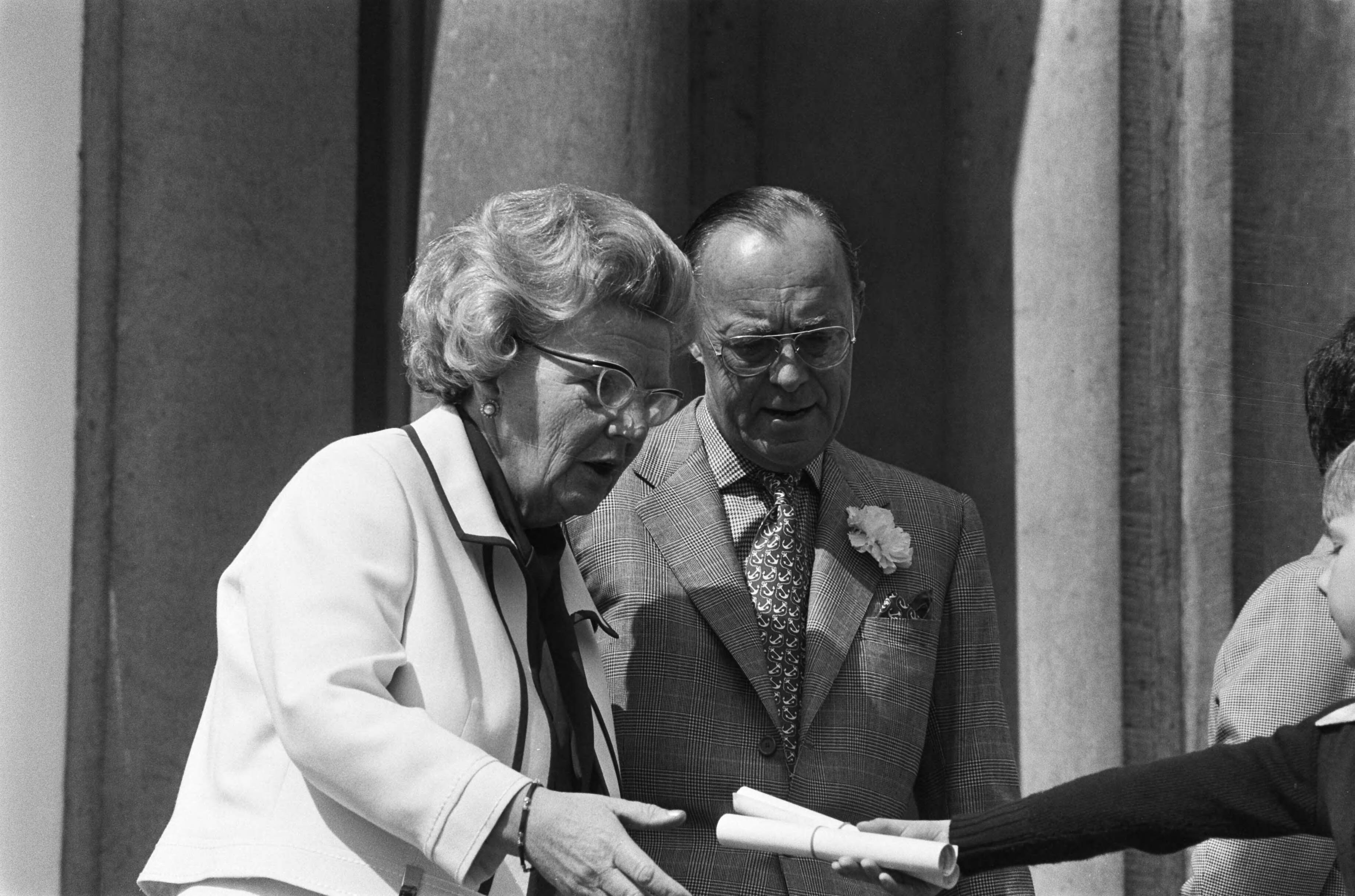 Defilé Paleis Soestdijk — Koningin Juliana en prins Bernhard nemen op het bordes een geschenk in ontvangst — Foto: Verhoeff, Bert / Anefo. Licentie: Set B: Rechtenvrij / Publiek Domein. Bron: Nationaal Archief. http://hdl.handle.net/10648/ac67b236-d0b4-102d-bcf8-003048976d84