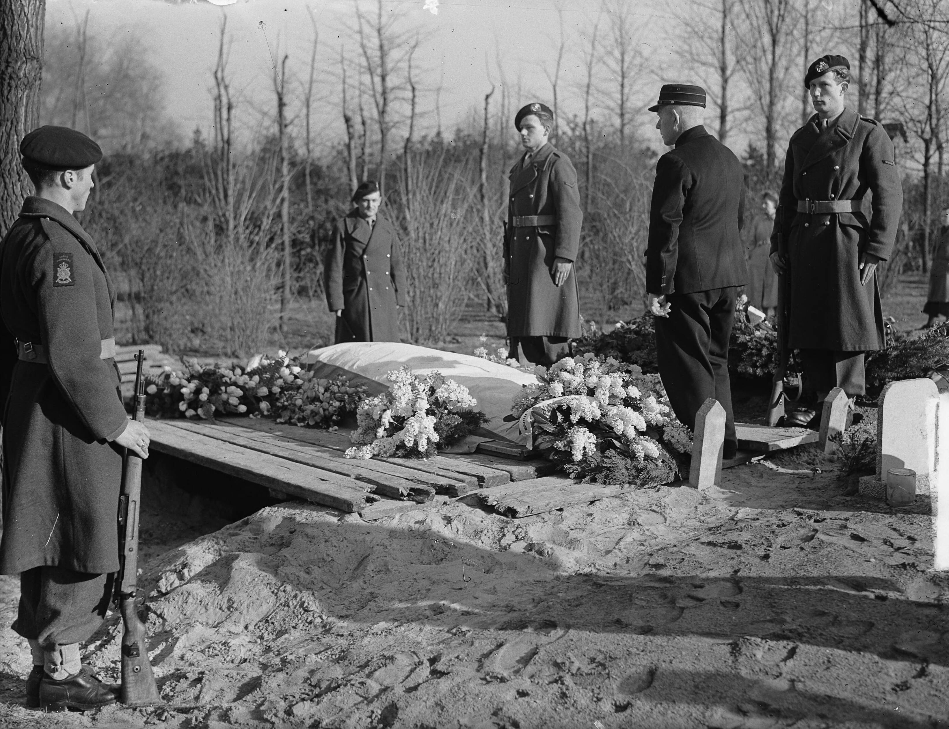 Fotocollectie Anefo — Begrafenis Haarlem. P. J. J. Gartelaars. Marvo — Foto: Averink, […] / Anefo. Licentie: Set B: Rechtenvrij / Publiek Domein. Bron: Nationaal Archief. http://hdl.handle.net/10648/a8c35d1a-d0b4-102d-bcf8-003048976d84