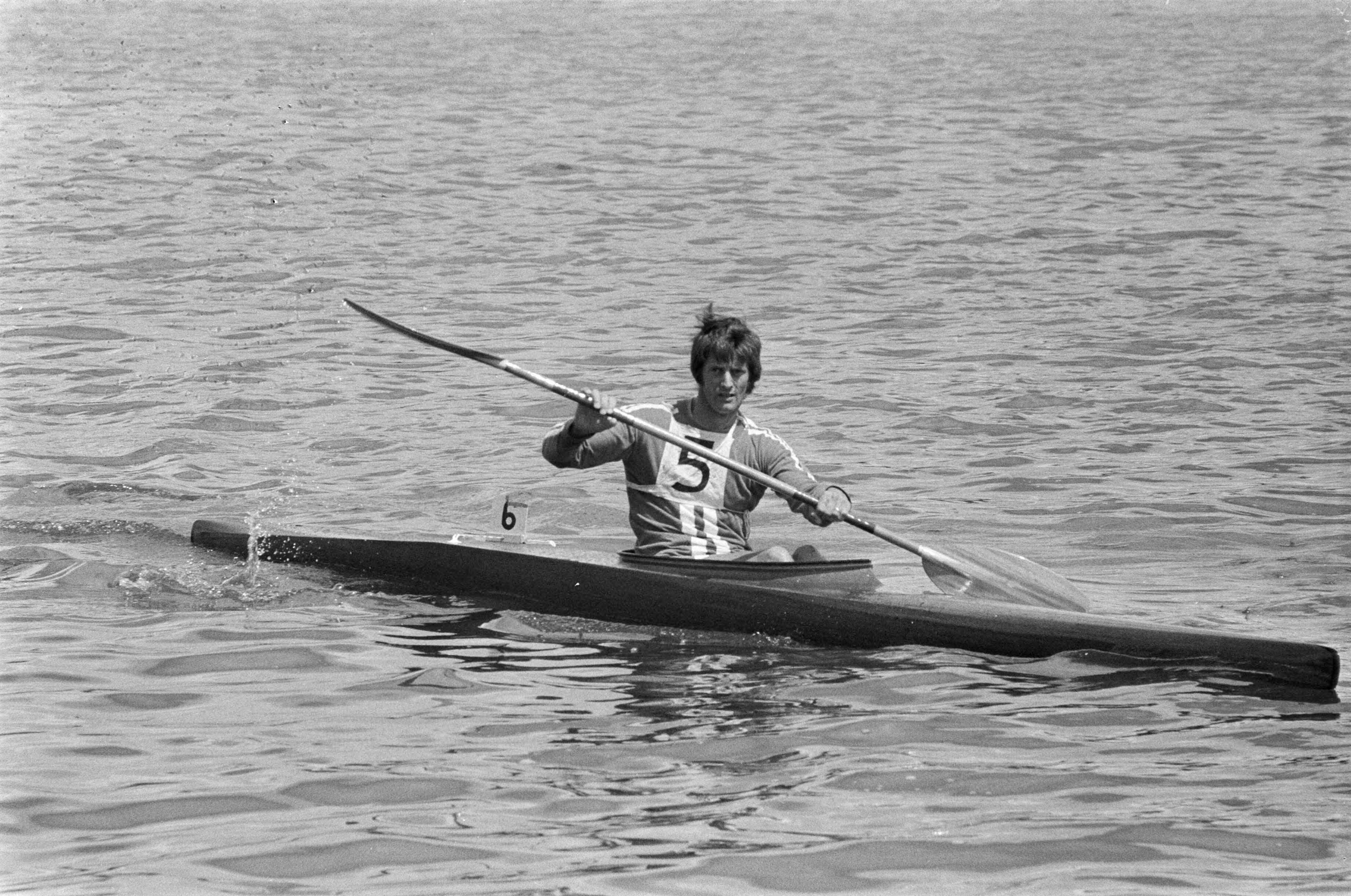 Fotocollectie Anefo — Zaan Regatta kanovaren in Zaandam, Arend Bloem in actie — Foto: Peters, Hans / Anefo. Licentie: Set B: Rechtenvrij / Publiek Domein. Bron: Nationaal Archief. http://hdl.handle.net/10648/ac4d16f6-d0b4-102d-bcf8-003048976d84