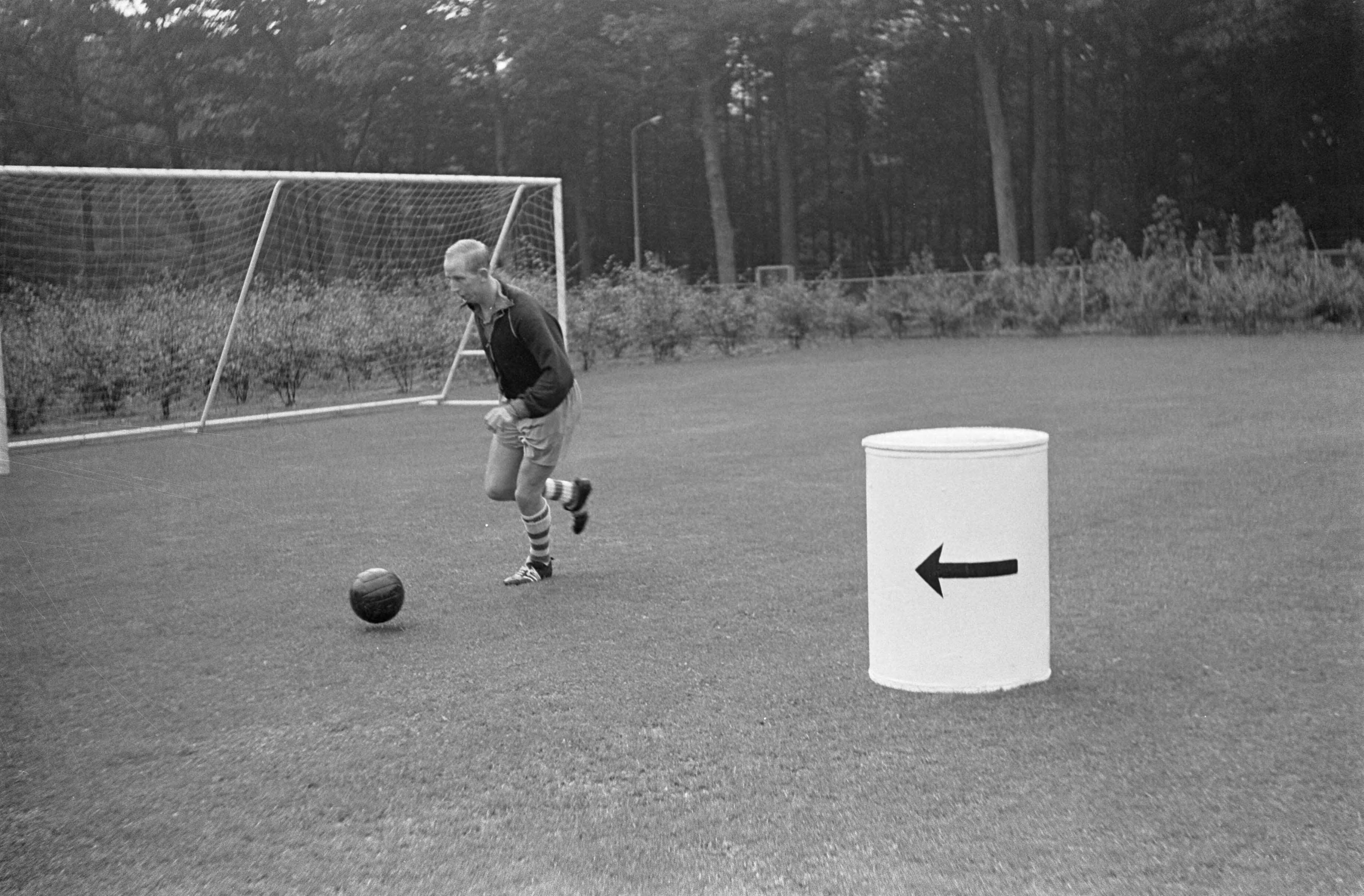 Fotocollectie Anefo — Training Nederlands elftal in Zeist. Henk Groot van Feijenoord in actie — Foto: Koch, Eric / Anefo. Licentie: Set B: Rechtenvrij / Publiek Domein. Bron: Nationaal Archief. http://hdl.handle.net/10648/aa43d5e8-d0b4-102d-bcf8-003048976d84