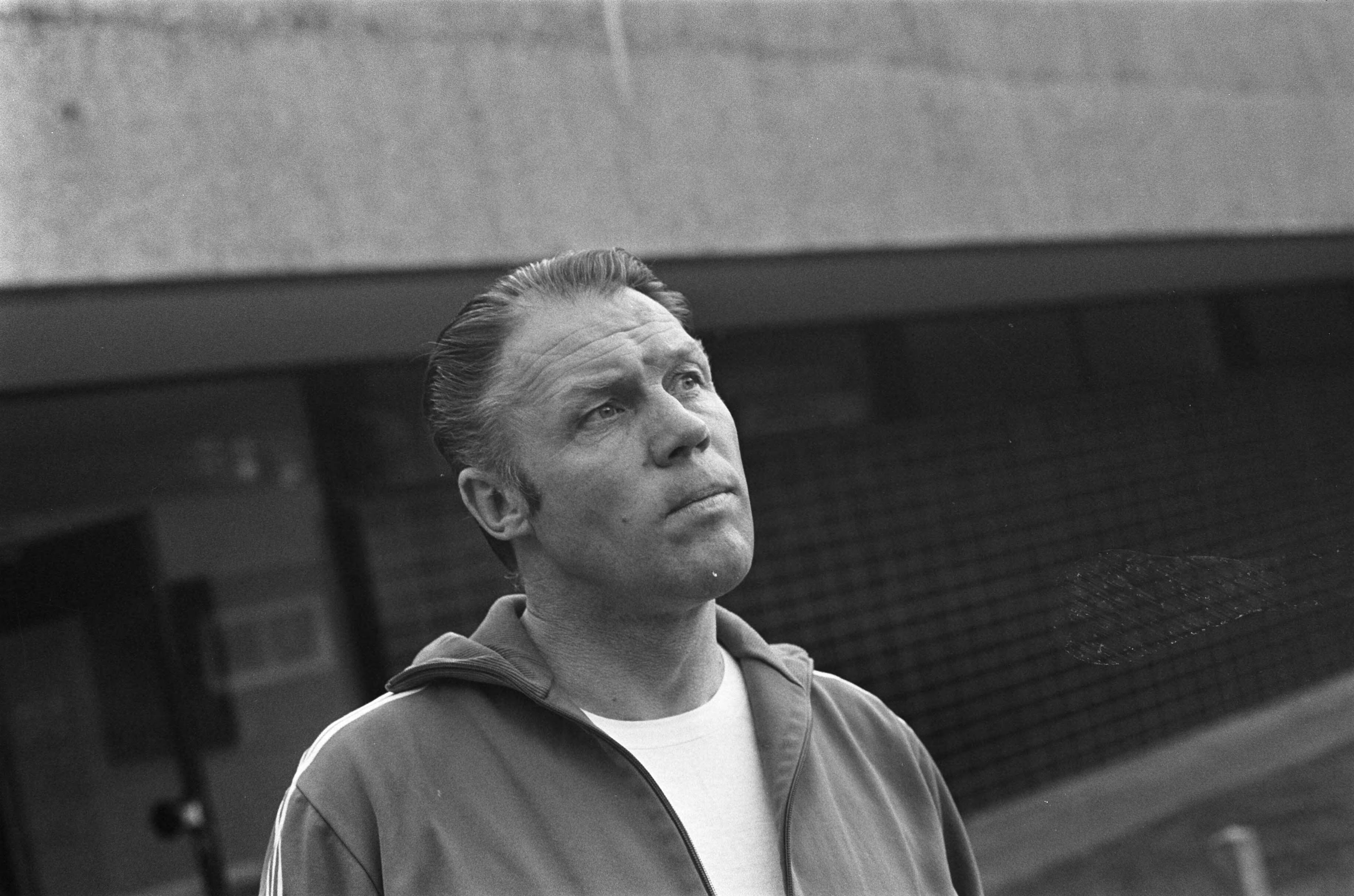 Fotocollectie Anefo — Kernploeg Nederlands elftal bijeen in Zeist in KNVB sportcentrum; Rinus Michels — Foto: Mieremet, Rob / Anefo. Licentie: Set B: Rechtenvrij / Publiek Domein. Bron: Nationaal Archief. http://hdl.handle.net/10648/ac4b9ff6-d0b4-102d-bcf8-003048976d84