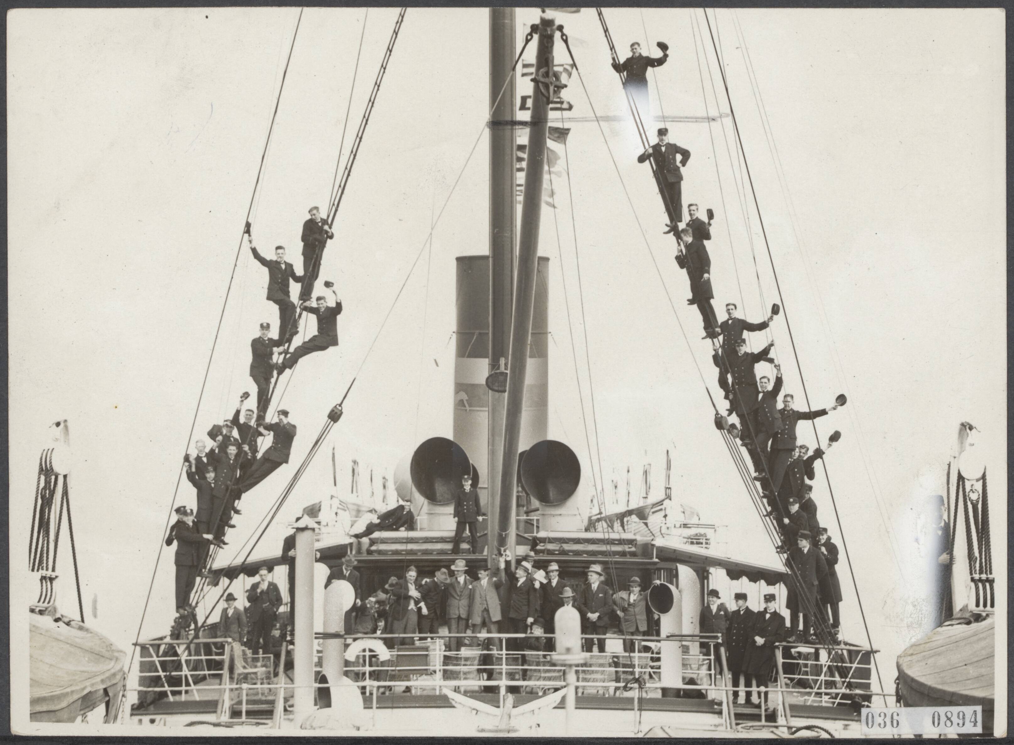 Fotocollectie Elsevier Binnenland — Studenten van De Ruyterschool te Vlissingen vieren 25-jarig jublieum op de S.S. "Mecklenburg" van de Stoomvaart Maatschappij Zeeland. De Ruyterschool is een onderwijsinstelling voor stuurlieden, machinisten en radiotelegrafisten — Foto: N.V. Vereenigde Fotobureaux. Licentie: Set B: Rechtenvrij / Publiek Domein. Bron: Nationaal Archief. http://hdl.handle.net/10648/aded294c-d0b4-102d-bcf8-003048976d84