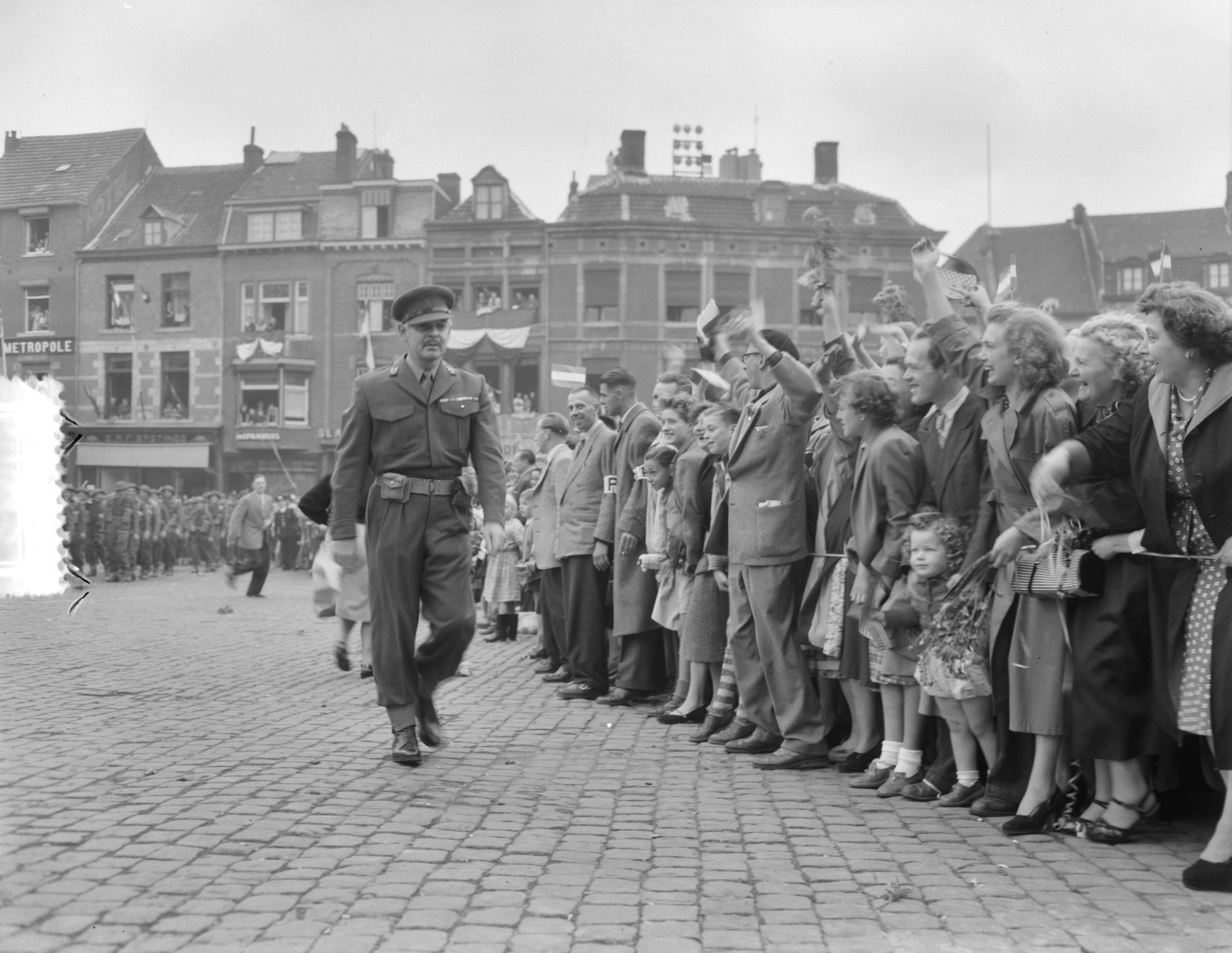 Fotocollectie Anefo — Maastricht. Opnames voor de film "Betrayed" (werktitel: "The true and the brave", met in de hoofdrollen: Clark Gable, Lana Turner en Victor Mature). Clark Gable loopt langs publiek — Foto: Noske, J.D. / Anefo. Licentie: Set B: Rechtenvrij / Publiek Domein. Bron: Nationaal Archief. http://hdl.handle.net/10648/a9141912-d0b4-102d-bcf8-003048976d84