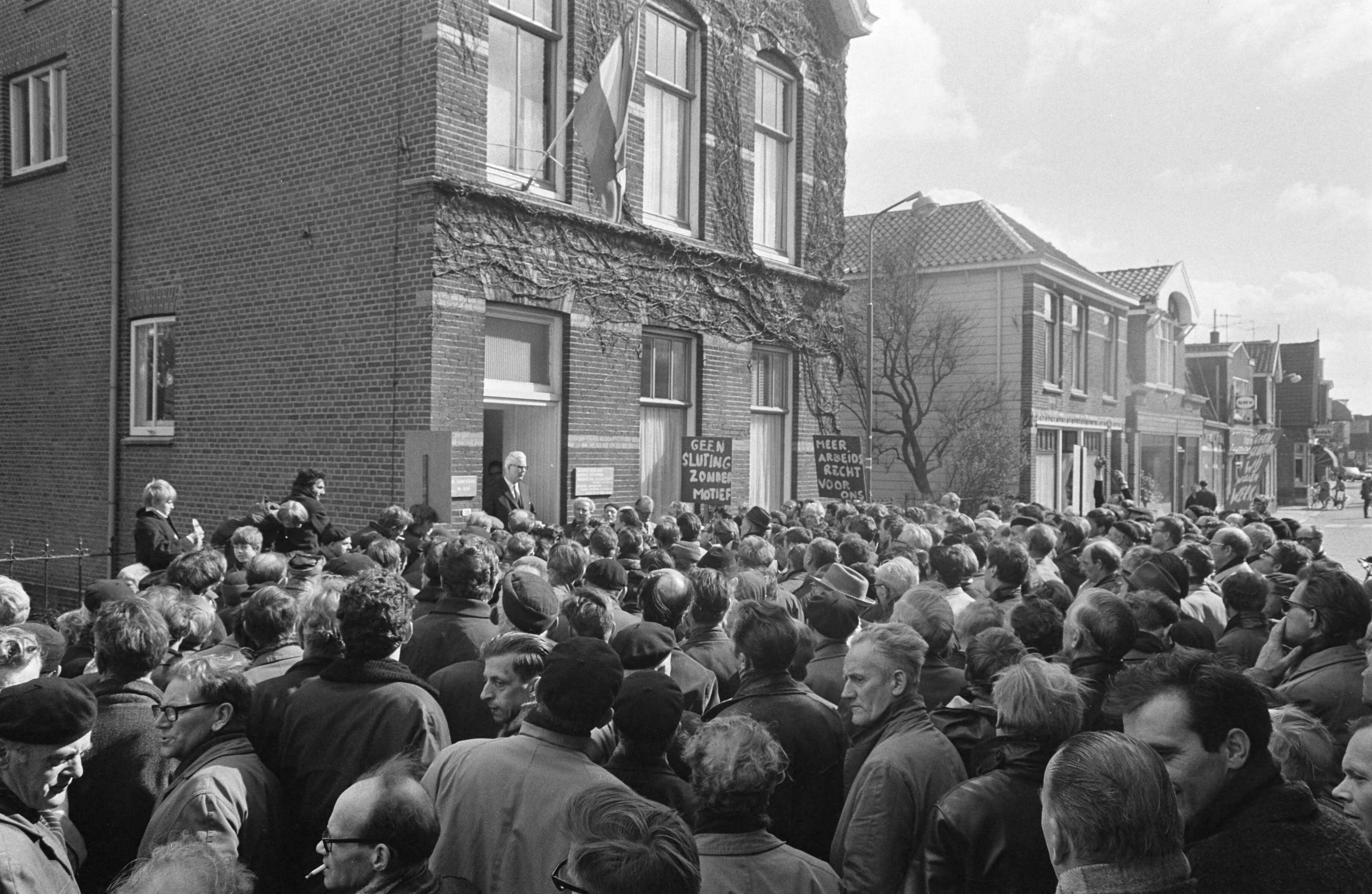 Fotocollectie Anefo — Arbeiders demonstreren tegen de voorgenomen sluiting van fabriek van Thomassen en Drijver Verblifa demonstrante — Foto: Evers, Joost / Anefo. Licentie: Set B: Rechtenvrij / Publiek Domein. Bron: Nationaal Archief. http://hdl.handle.net/10648/ab65da84-d0b4-102d-bcf8-003048976d84