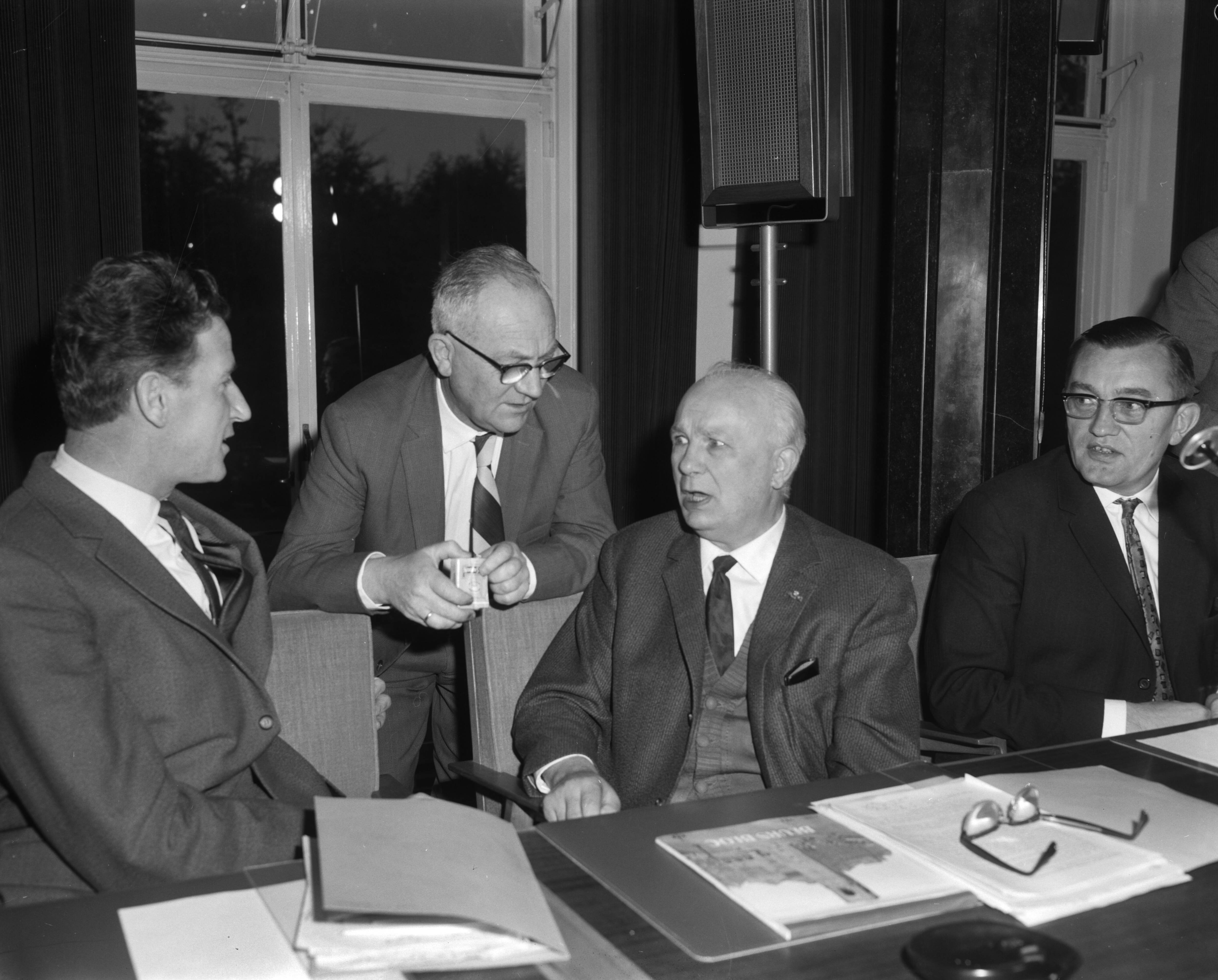 Fotocollectie Anefo — Loonoverleg Stichting van de Arbeid in SER-gebouw te Den Haag — Foto: Bilsen, Joop van / Anefo. Licentie: Set B: Rechtenvrij / Publiek Domein. Bron: Nationaal Archief. http://hdl.handle.net/10648/aa4bd388-d0b4-102d-bcf8-003048976d84