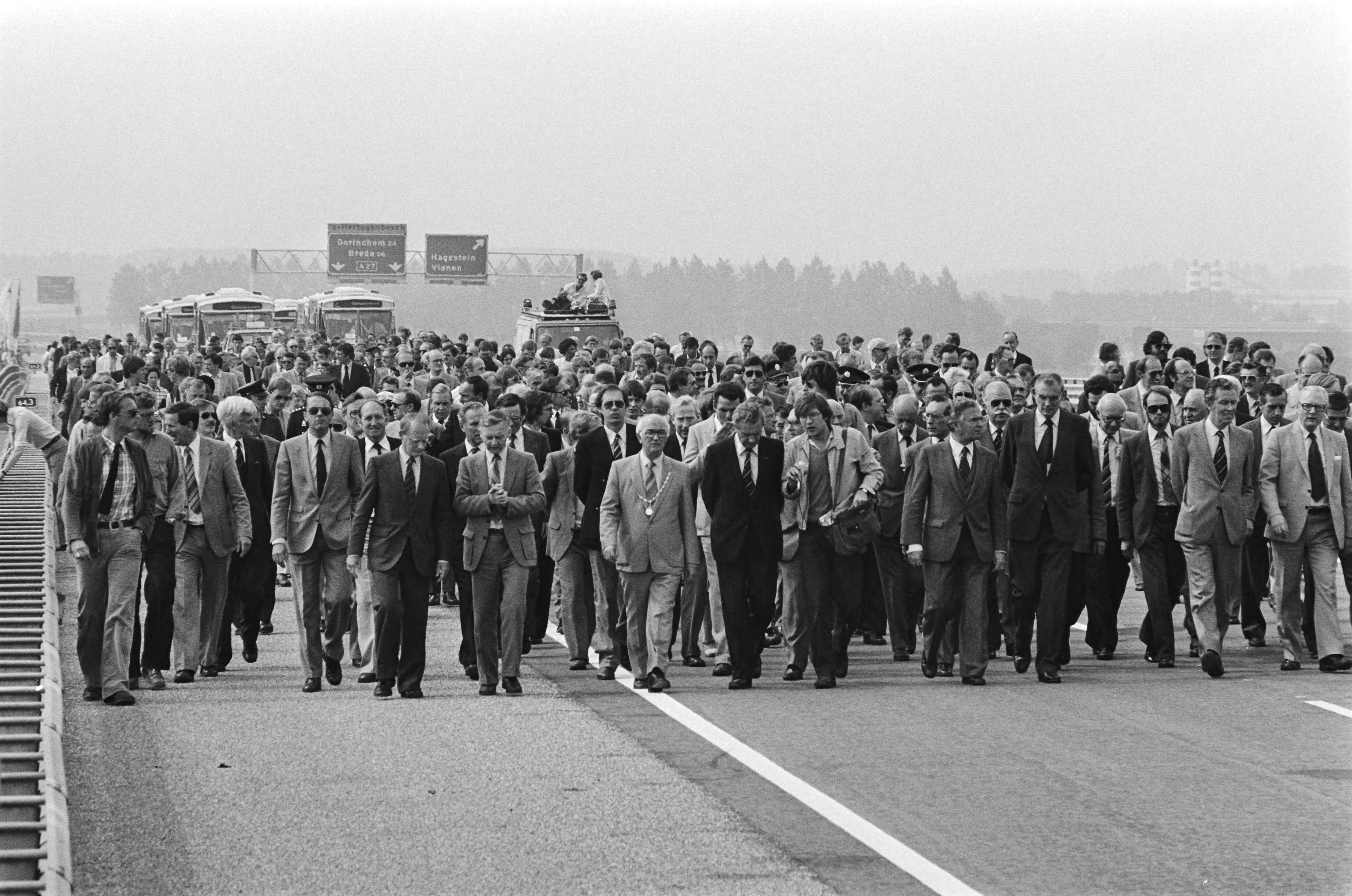 Fotocollectie Anefo — Minister Tuijnman (V&W) heeft gedeelte snelweg geopend tussen Vianen en het nieuwe verkeeersplein Lunetten, ten oosten van Utrecht — Foto: Antonisse, Marcel / Anefo. Licentie: Set B: Rechtenvrij / Publiek Domein. Bron: Nationaal Archief. http://hdl.handle.net/10648/acfec9aa-d0b4-102d-bcf8-003048976d84