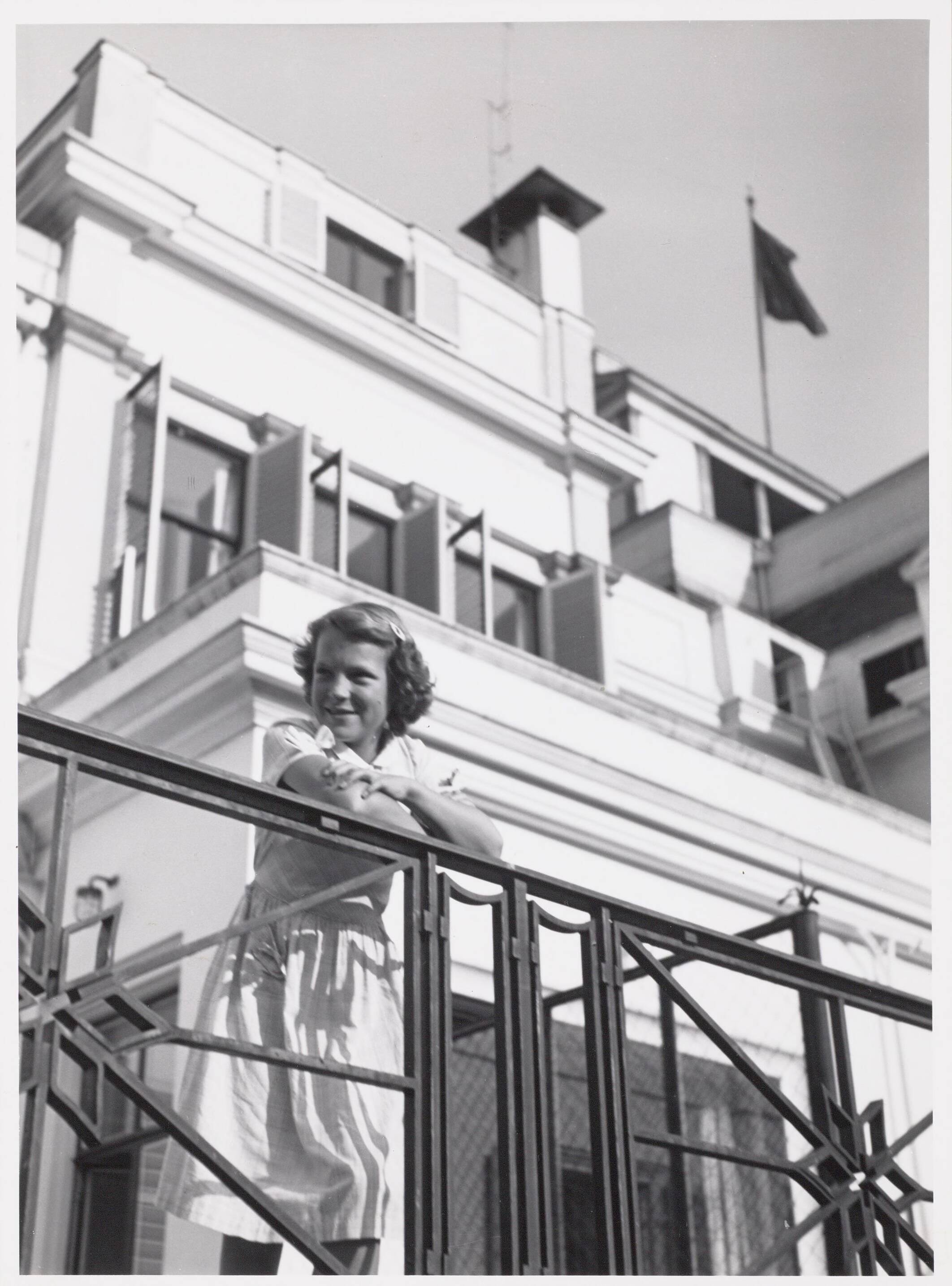 Fotocollectie RVD / Koninklijk Huis — Prinses Irene bij Paleis Soestdijk — Foto: Woldringh, Meinard / RVD. Licentie: Set B: Rechtenvrij / Publiek Domein. Bron: Nationaal Archief. http://hdl.handle.net/10648/afacec72-d0b4-102d-bcf8-003048976d84