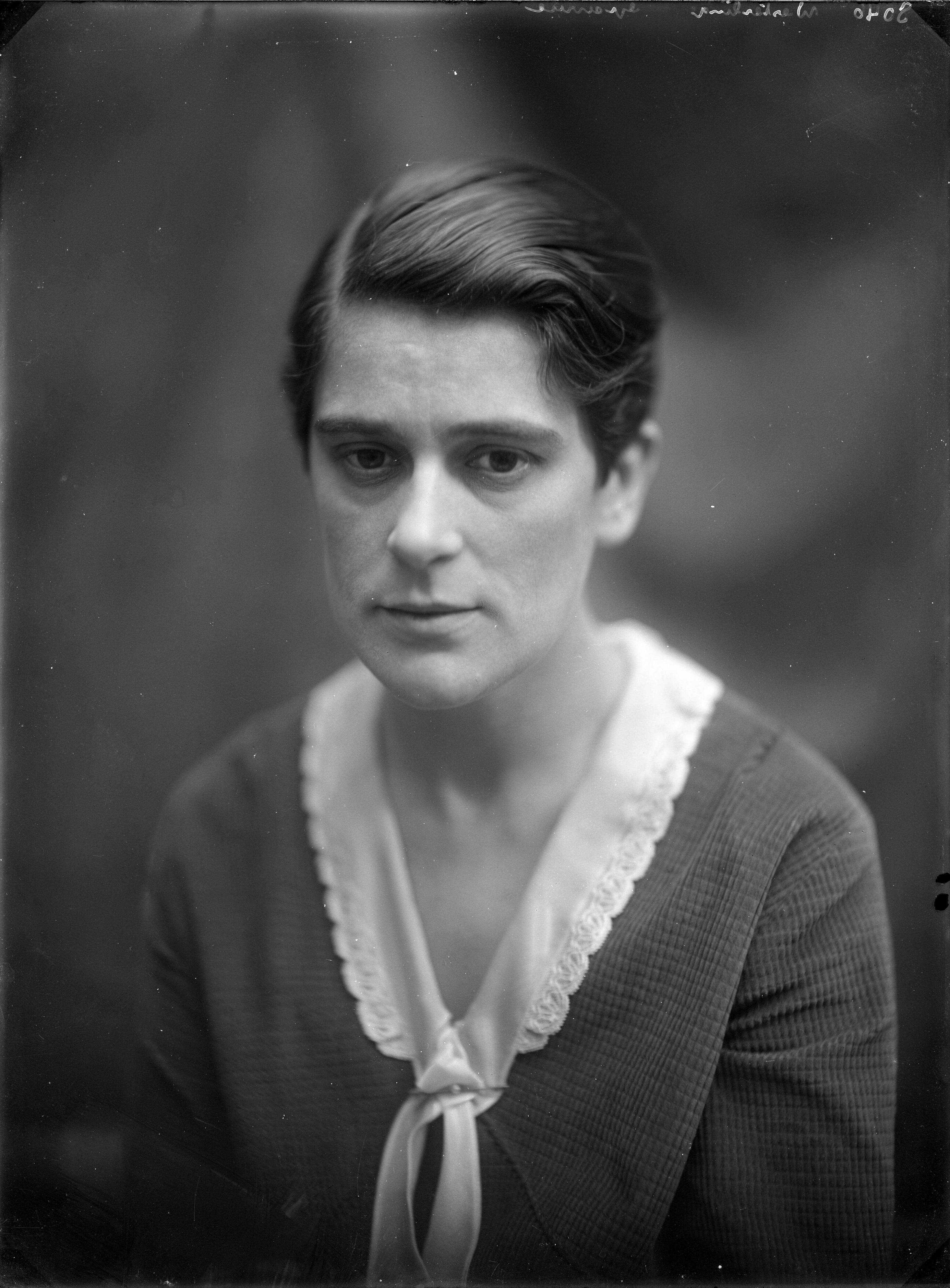 Portretten — Studio-opnames. Portret van een magere vrouw met donkere kringen onder haar ogen, in trui met wit kanten kraag. Haarlem, Nederland. 1918-1930. 8040 Westerling gravure — Foto: Berg, Th.C.J. van den / Spaarnestad Photo (05887). Licentie: Set B: Rechtenvrij / Publiek Domein. Bron: Nationaal Archief. http://hdl.handle.net/10648/35429da7-c5be-a382-e063-6df0900a6686