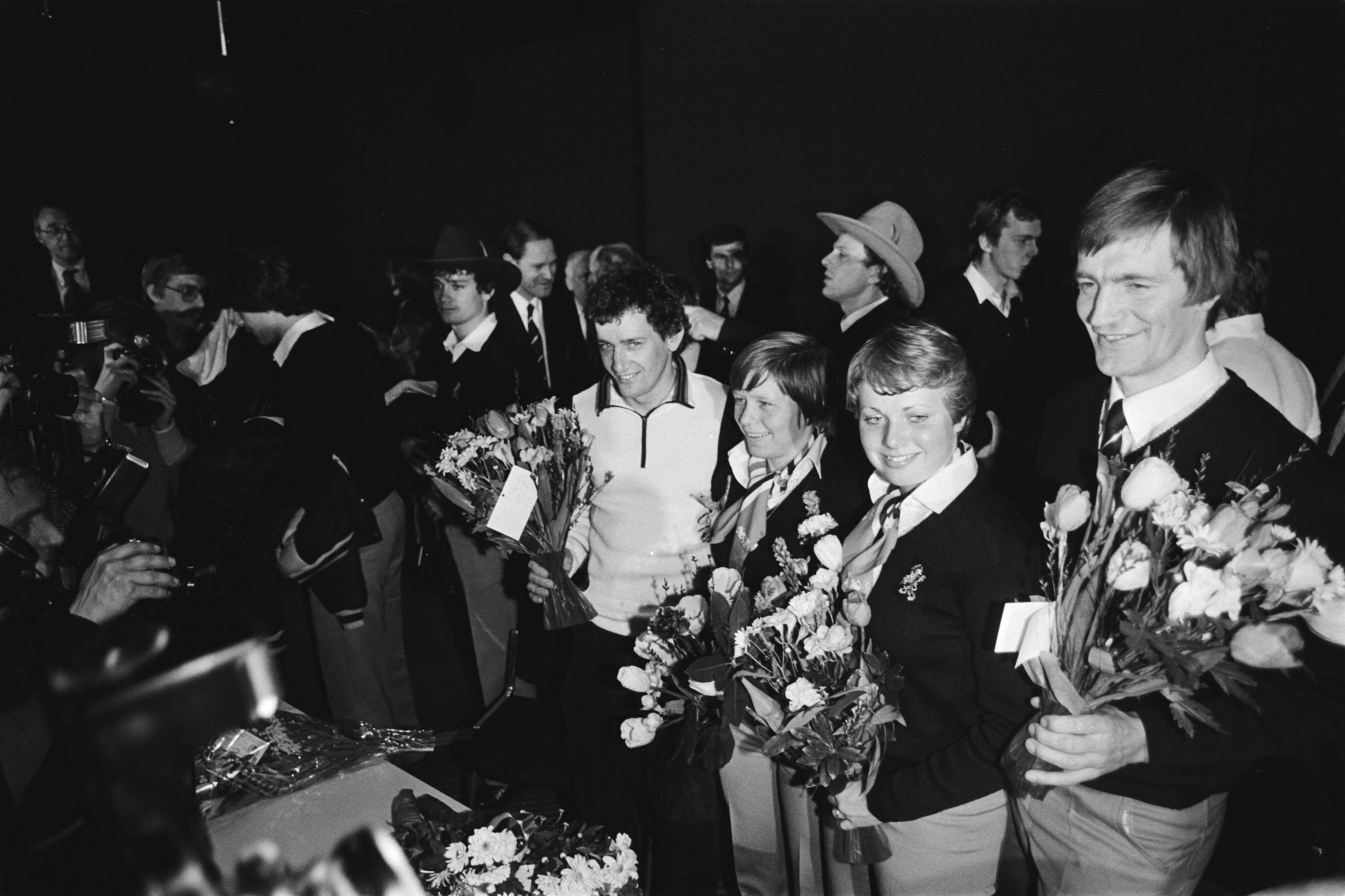 Fotocollectie Anefo — Aankomst Ned.e Olympische Schaatsploeg op Schiphol Lake Placid met Eric Heiden; 4 Ned. medaille winnaars de Boer , Borckink, Visser — Foto: Dijk, Hans van / Anefo. Licentie: Set B: Rechtenvrij / Publiek Domein. Bron: Nationaal Archief. http://hdl.handle.net/10648/acdad0ae-d0b4-102d-bcf8-003048976d84