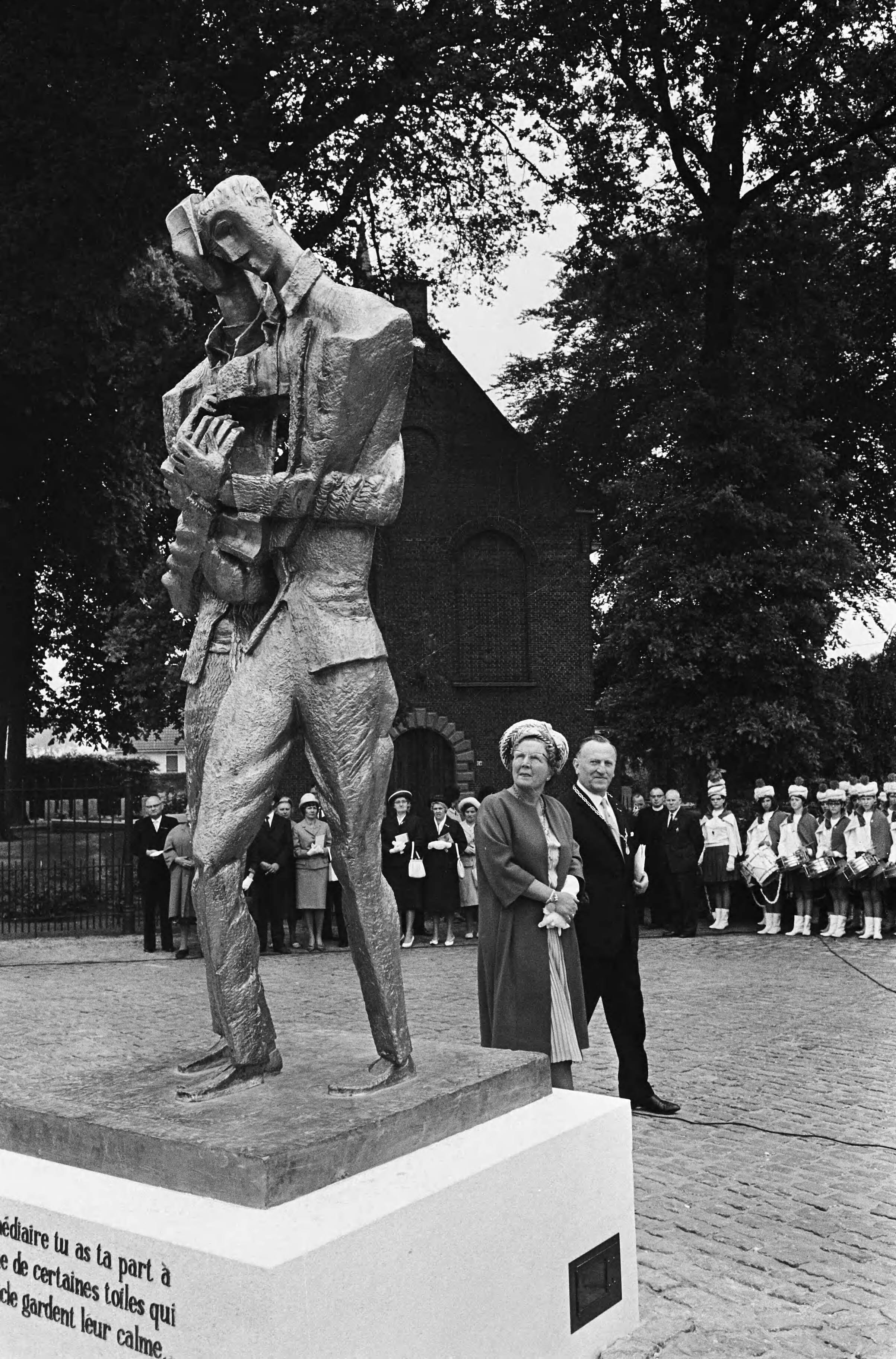 Koningin Juliana onthult het Van Gogh-monument in Zundert — De koningin en burgemeester G.J.A. Manders bij monument — Foto: Fotograaf Onbekend / Anefo. Licentie: Set B: Rechtenvrij / Publiek Domein. Bron: Nationaal Archief. http://hdl.handle.net/10648/aa6af916-d0b4-102d-bcf8-003048976d84