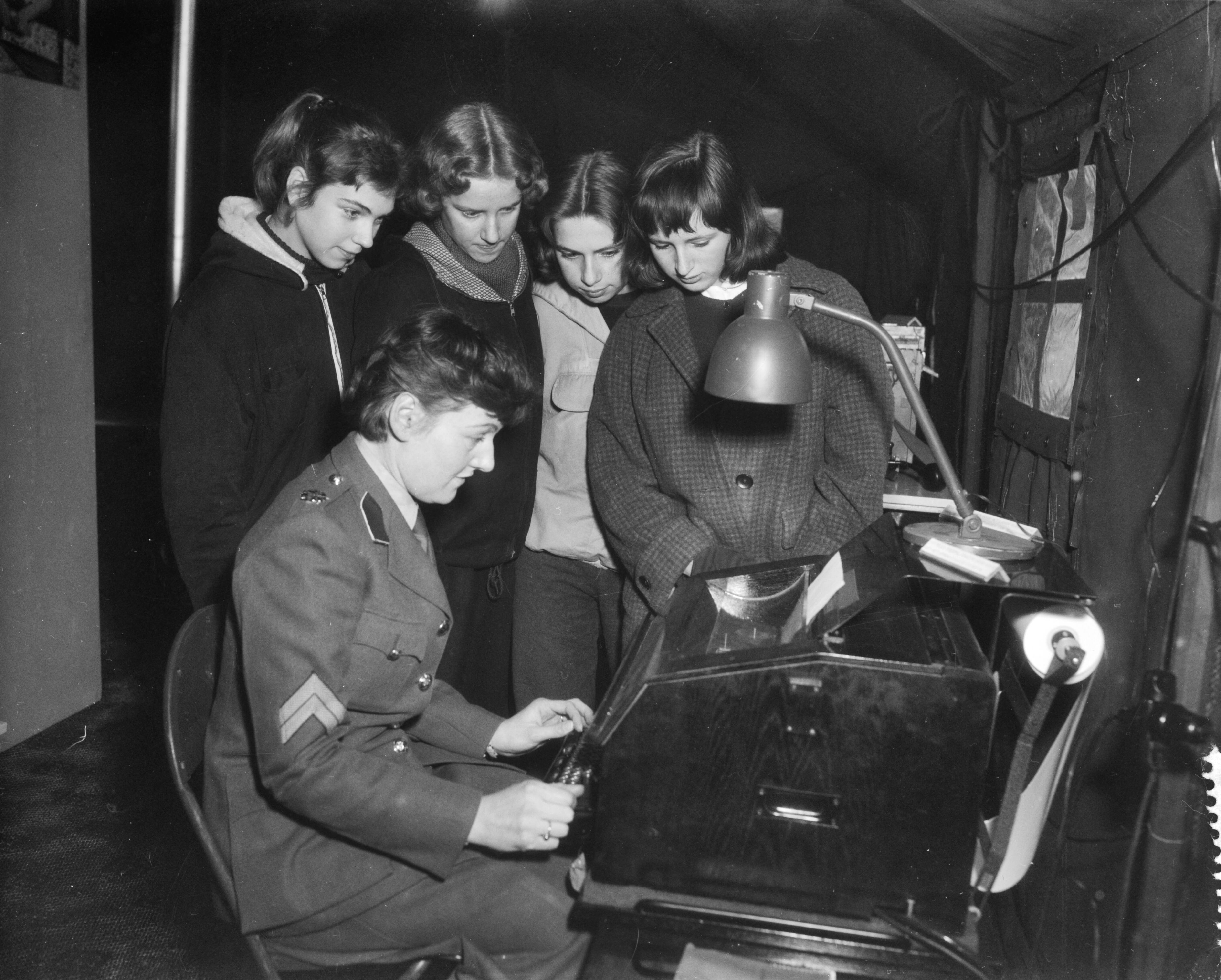 Fotocollectie Anefo — Demonstraties reserve-Milva in Den Haag — Foto: Pot, Harry / Anefo. Licentie: Set B: Rechtenvrij / Publiek Domein. Bron: Nationaal Archief. http://hdl.handle.net/10648/a97719f4-d0b4-102d-bcf8-003048976d84