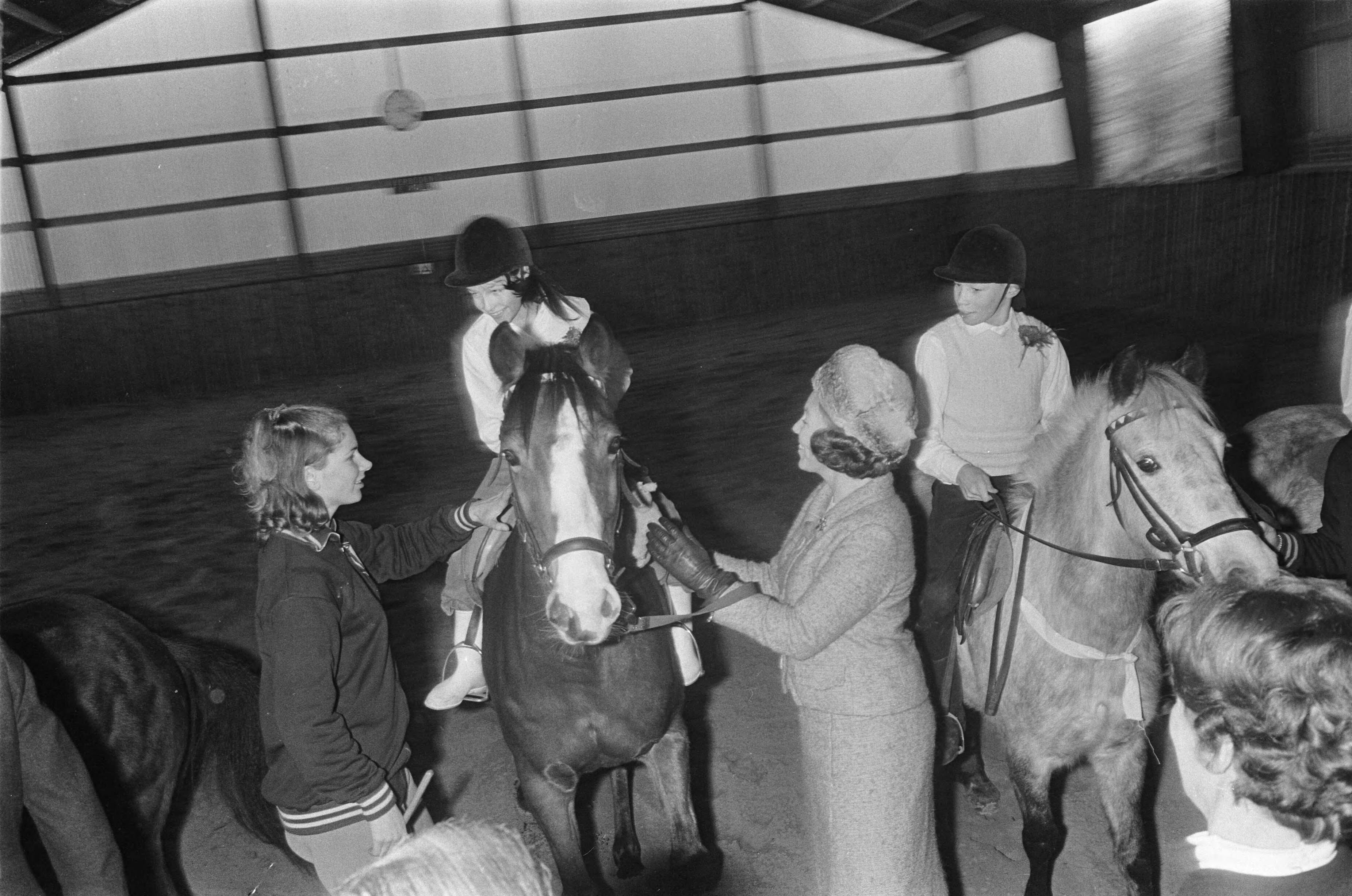 Fotocollectie Anefo — Prinses Beatrix en prins Claus opende Madurodam-manege te Den Haag . Na opening bood Lucy Dalhuizen prinses Beatrix een speelgoedpaardje aan — Foto: Koch, Eric / Anefo. Licentie: Set B: Rechtenvrij / Publiek Domein. Bron: Nationaal Archief. http://hdl.handle.net/10648/ab2ed1e2-d0b4-102d-bcf8-003048976d84
