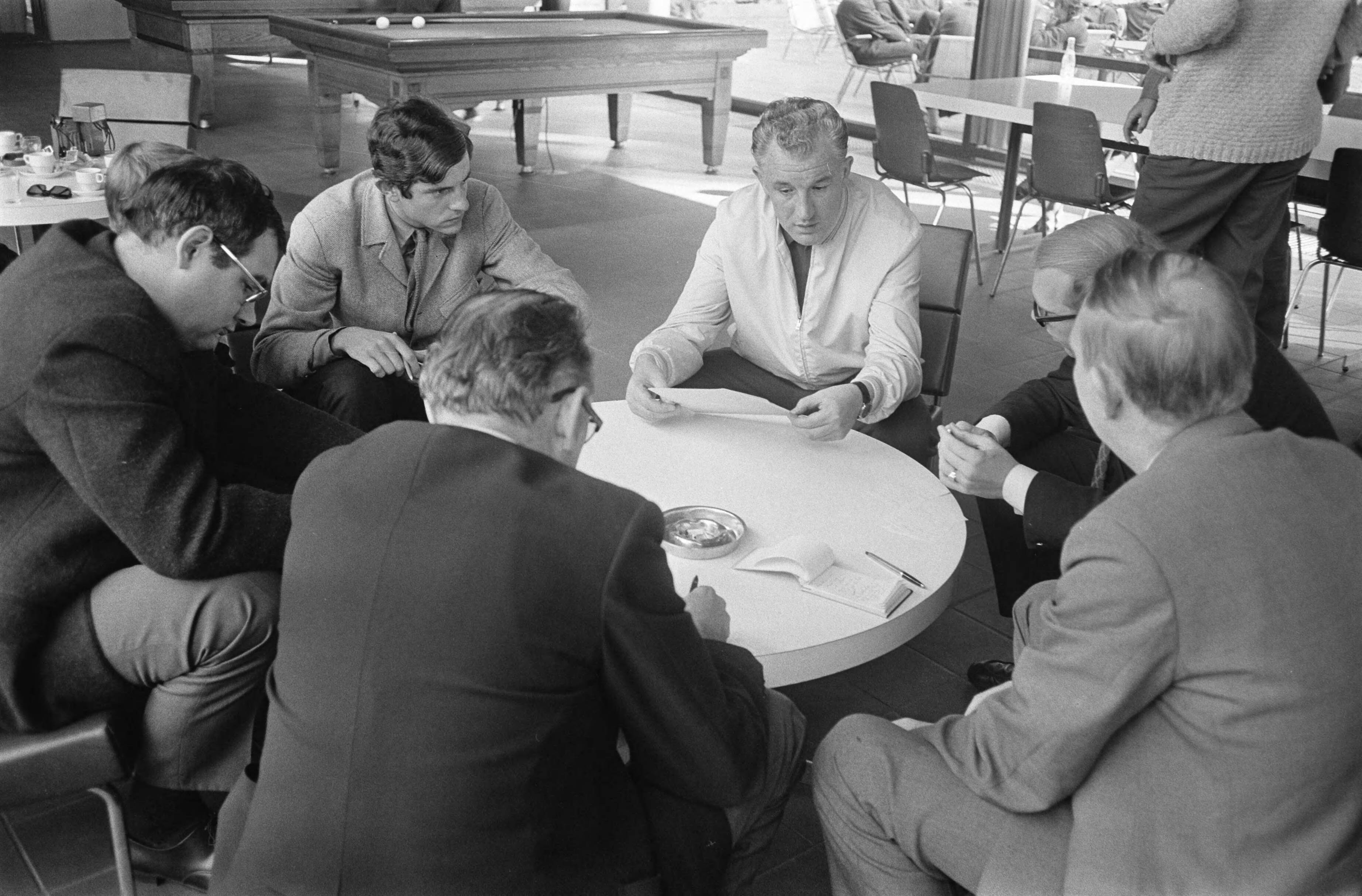 Fotocollectie Anefo — Training Nederlands elftal in Zeist. Nummers 1.2 Kessler met journalisten, nummers 3.4 Treytel (midden) met journalisten — Foto: Koch, Eric / Anefo. Licentie: Set B: Rechtenvrij / Publiek Domein. Bron: Nationaal Archief. http://hdl.handle.net/10648/ab7de750-d0b4-102d-bcf8-003048976d84