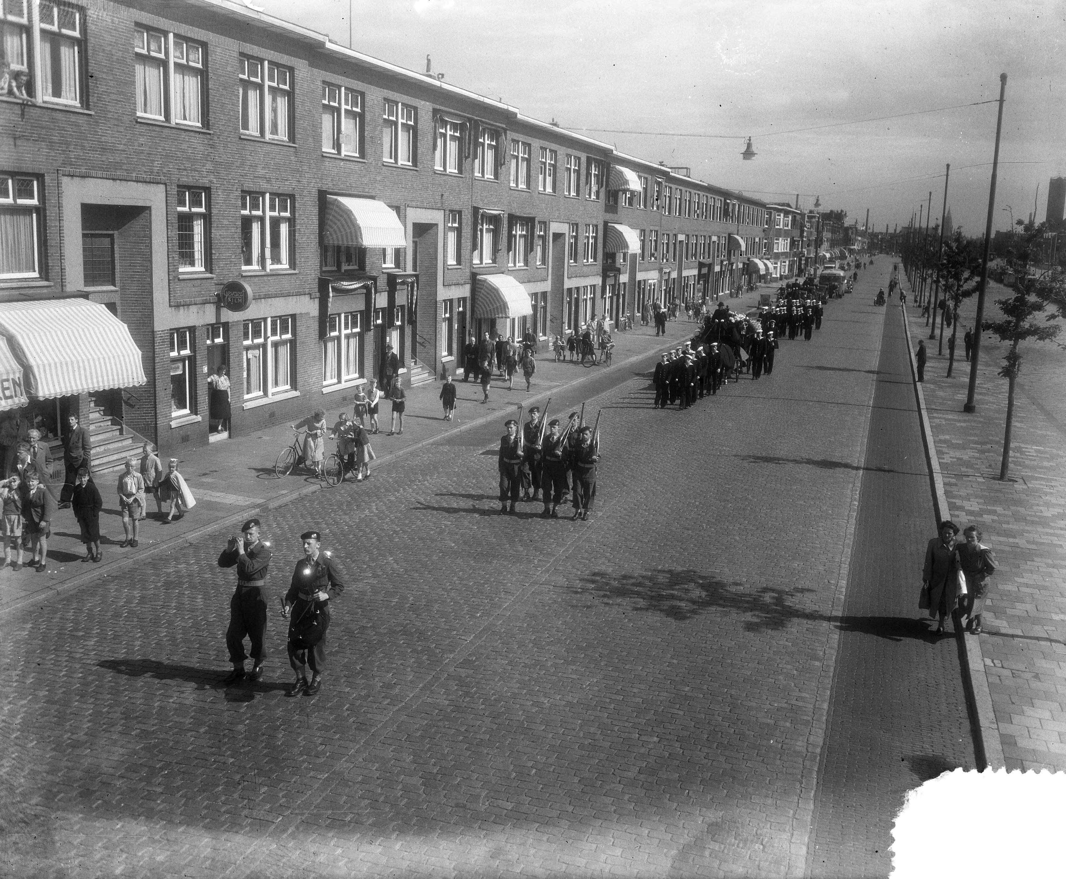 Marine begrafenis van hofmeester Tweede Klasse W. Kappers te Den Haag — Foto: Duinen, H. van / Anefo. — Licentie: Set B: Rechtenvrij / Publiek Domein. Bron: Nationaal Archief. http://hdl.handle.net/10648/a8eed044-d0b4-102d-bcf8-003048976d84