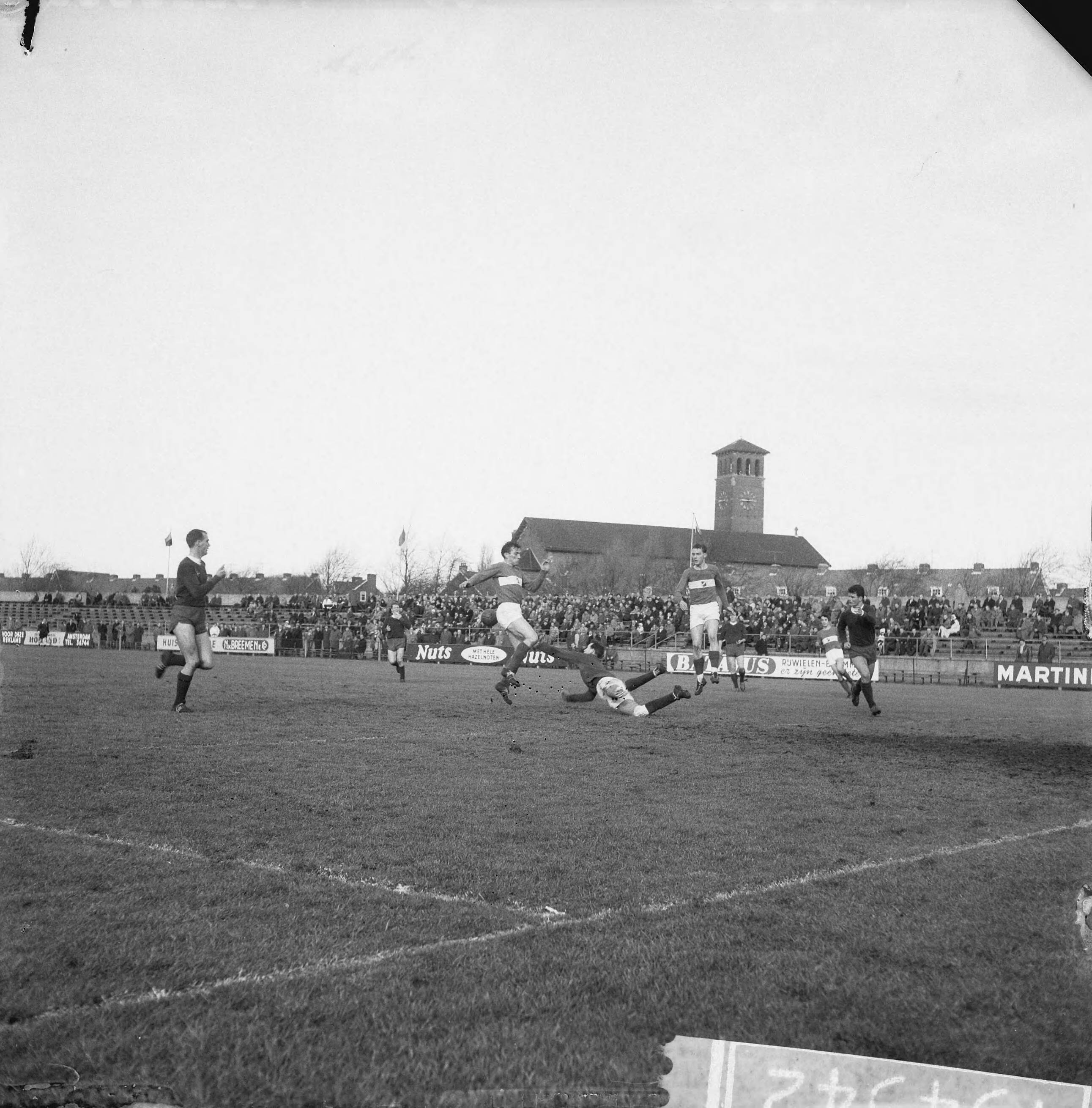 Fotocollectie Anefo — Voetbal. Haarlem tegen AGOVV 2-3. Keeper Van 't Kruis (Haarlem) in actie — Foto: Gelderen, Hugo van / Anefo. Licentie: Set B: Rechtenvrij / Publiek Domein. Bron: Nationaal Archief. http://hdl.handle.net/10648/a9f644e0-d0b4-102d-bcf8-003048976d84