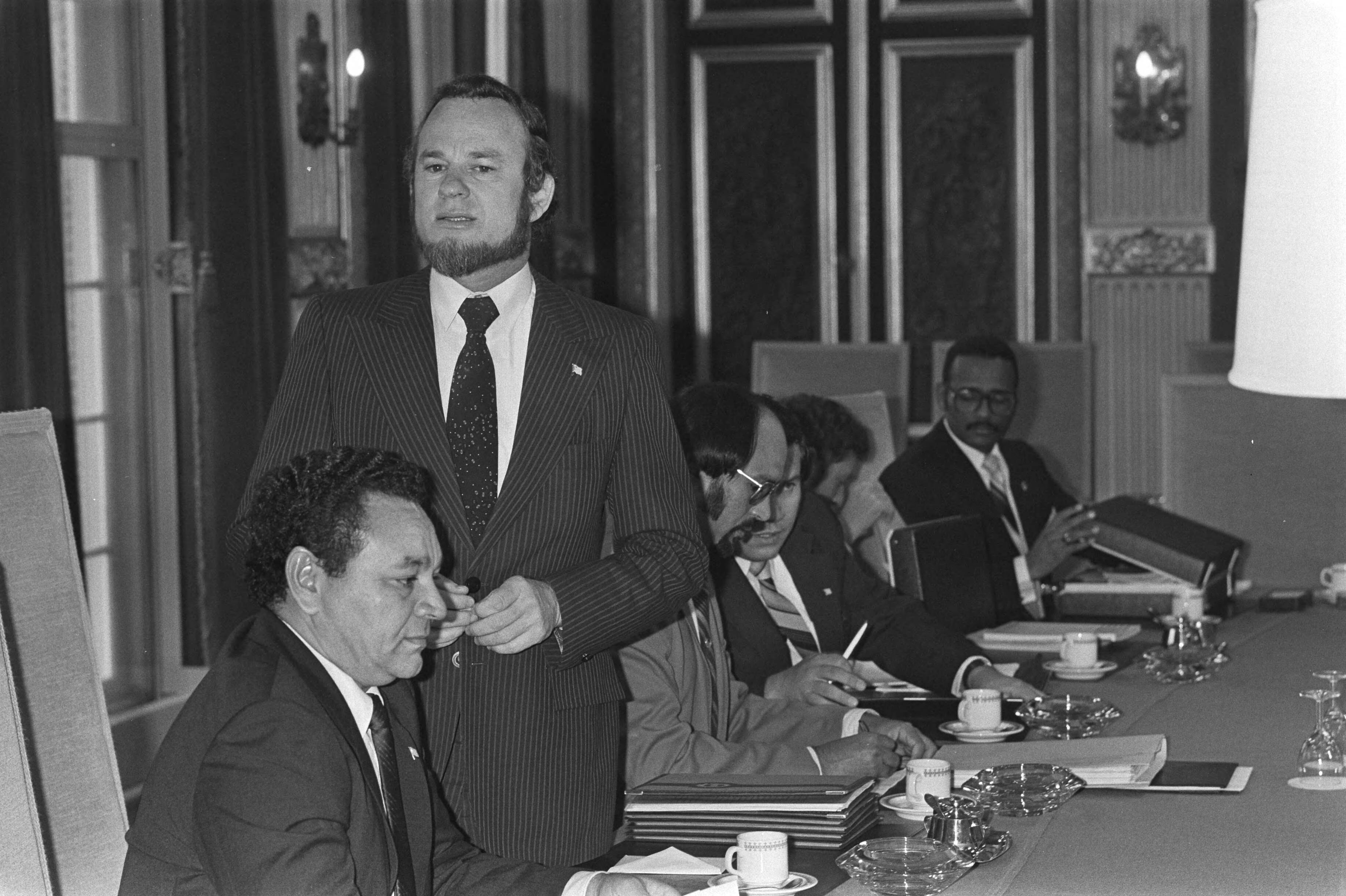 Topconferentie over onafhankelijkheid van Aruba in Den Haag — MEP-leider Betico Croes (staand) tijdens de vergadering — Foto: Croes, Rob C. / Anefo. Licentie: Set B: Rechtenvrij / Publiek Domein. Bron: Nationaal Archief. http://hdl.handle.net/10648/ad07582c-d0b4-102d-bcf8-003048976d84