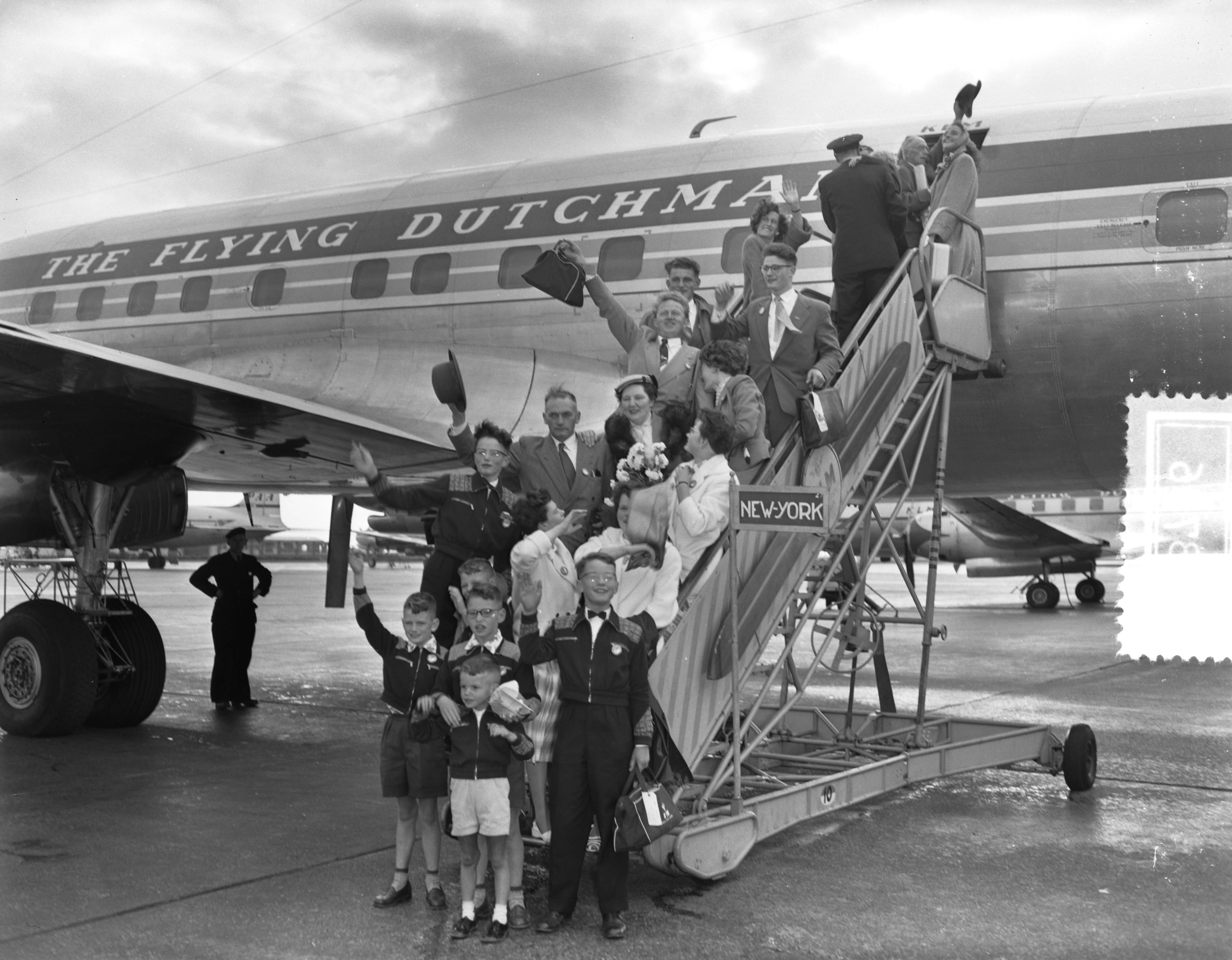 Fotocollectie Anefo — Gezin met zestien kinderen uit Haastrecht emigreert naar Amerika vanaf Schiphol — Foto: Behrens, Herbert F. / Anefo. Licentie: Set B: Rechtenvrij / Publiek Domein. Bron: Nationaal Archief. http://hdl.handle.net/10648/ad779d4e-d0b4-102d-bcf8-003048976d84