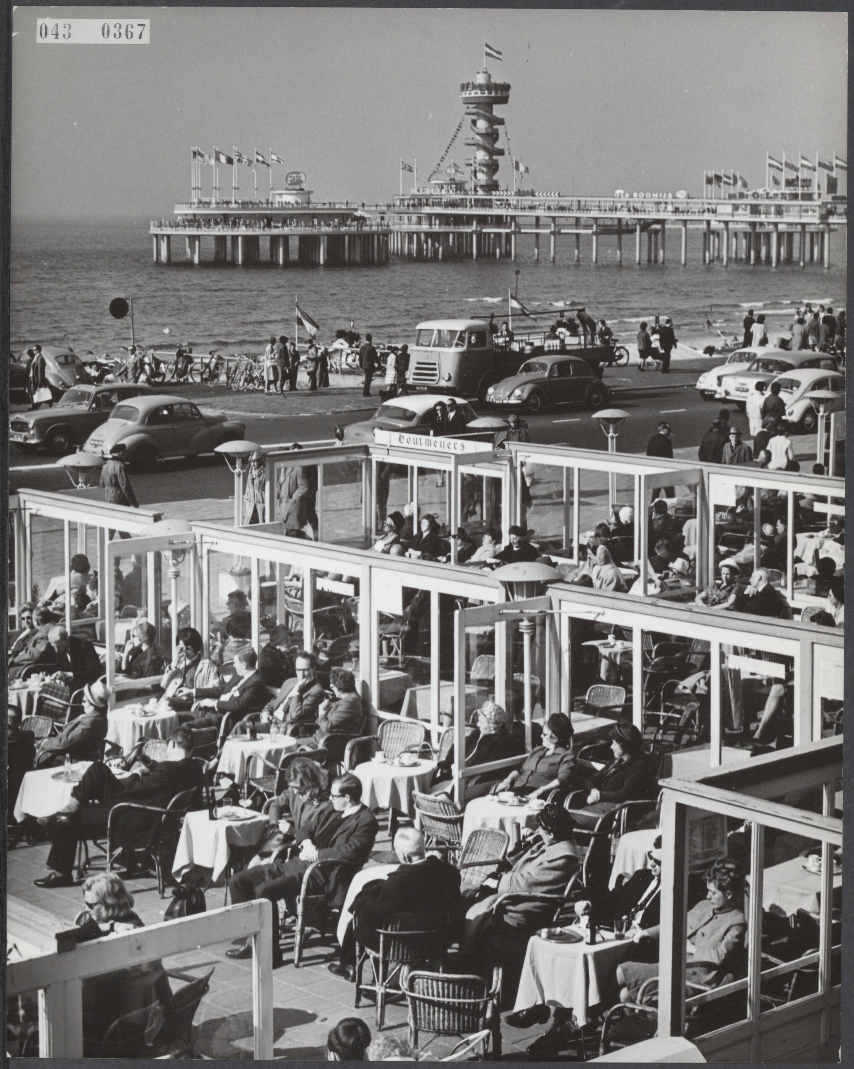 Fotocollectie Elsevier Binnenland — Volle terrassen io de Scheveningse boulervard op de eerste warme dag in 1964 — Foto: Koch, Eric / Anefo. Licentie: Set B: Rechtenvrij / Publiek Domein. Bron: Nationaal Archief. http://hdl.handle.net/10648/adf8cac2-d0b4-102d-bcf8-003048976d84