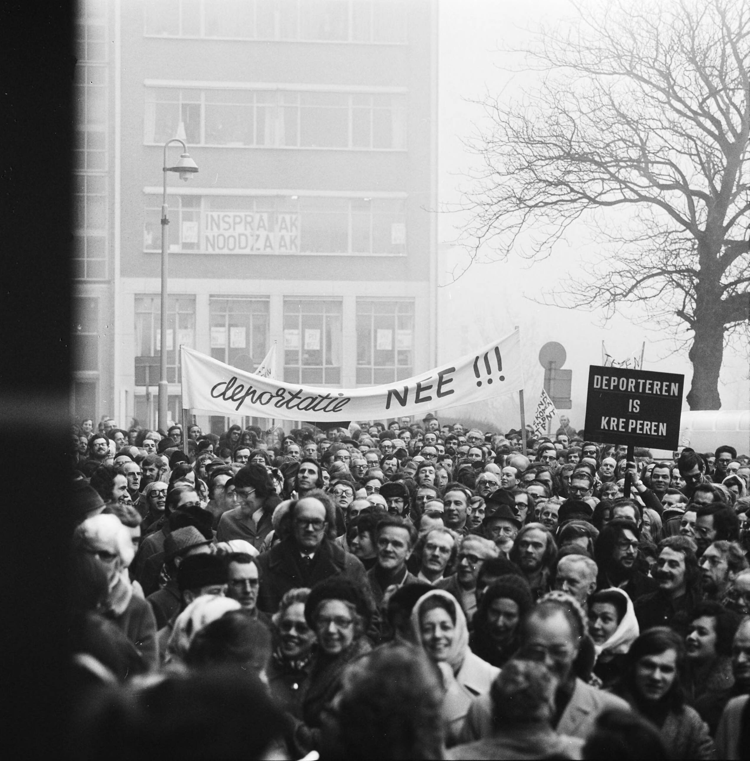 PTT-ers demonstreren in Den Haag voor het kantoor van de PTT i.v.m de voorgenomen verhuizing naar Groningen — Demonstranten met spandoeken voor het PTT gebouw — Foto: Mieremet, Rob / Anefo. Licentie: Set B: Rechtenvrij / Publiek Domein. Bron: Nationaal Archief. http://hdl.handle.net/10648/ac45583a-d0b4-102d-bcf8-003048976d84
