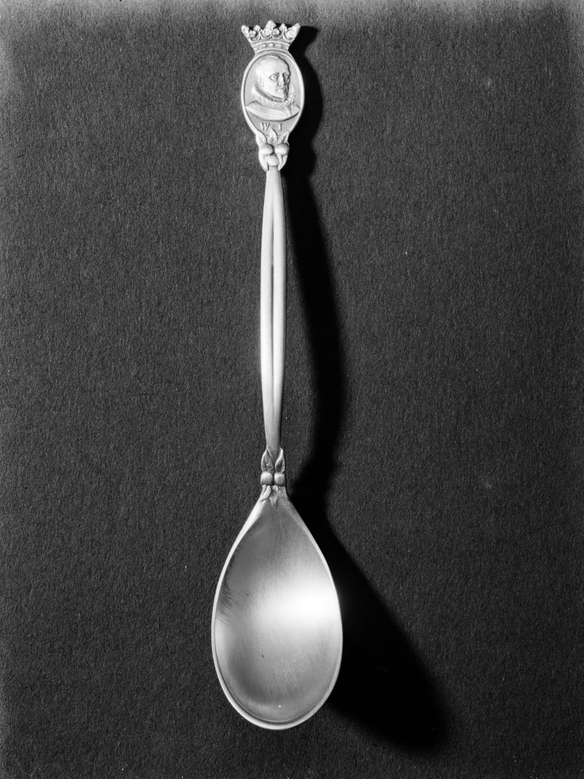 Productfoto's; zilverwerk — Lepeltje met Willem de Zwijger van de fa. Gerritsen & Van Kempen in Zeist — Foto: Poll, Willem van de. Licentie: Set B: Rechtenvrij / Publiek Domein. Bron: Nationaal Archief. http://hdl.handle.net/10648/ae9e57bc-d0b4-102d-bcf8-003048976d84