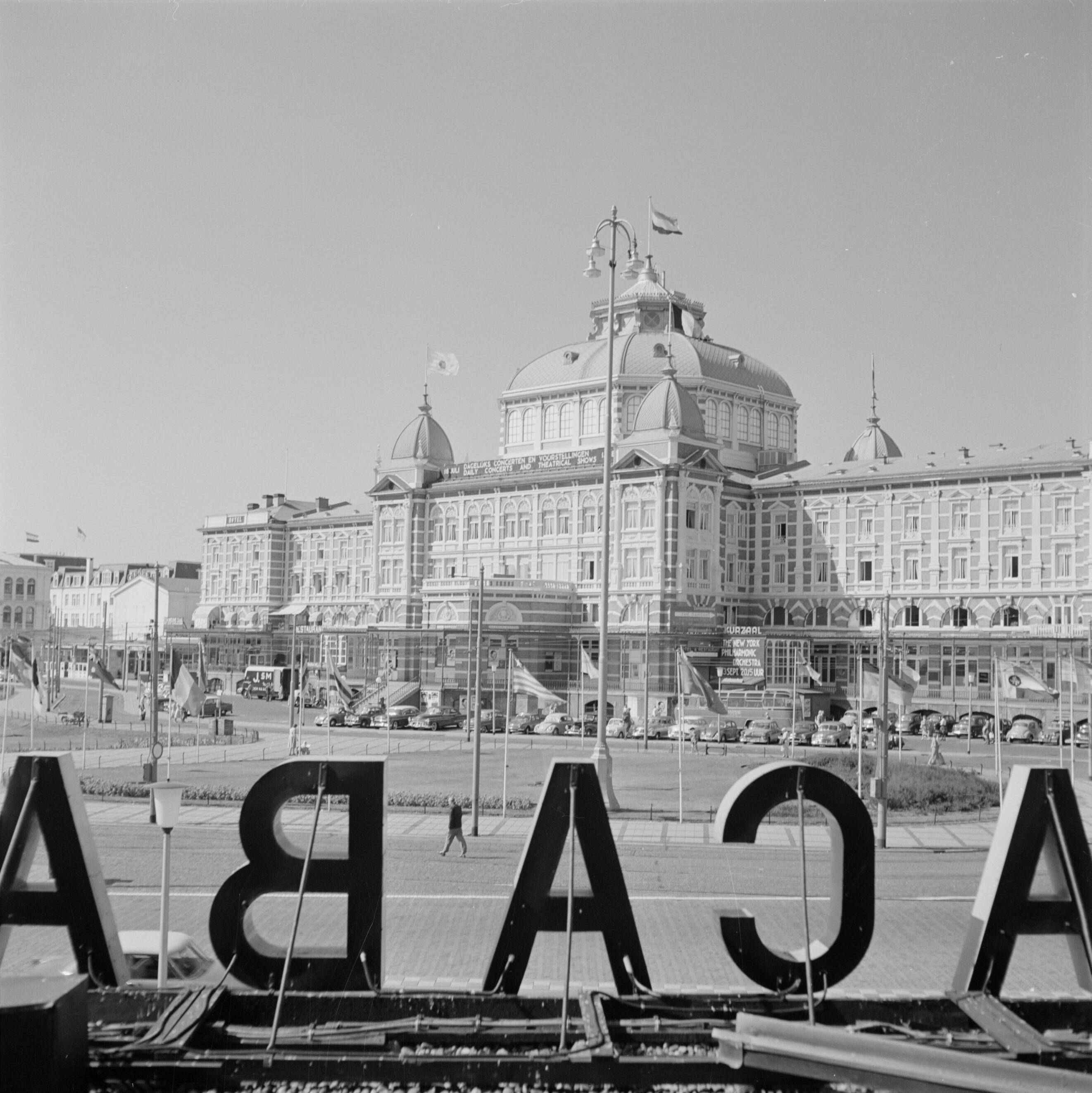Scheveningen. — Gezicht op het Kurhaus in Scheveningen vanaf het Gevers Deynootplein — Foto: Poll, Willem van de. Licentie: Set B: Rechtenvrij / Publiek Domein. Bron: Nationaal Archief. http://hdl.handle.net/10648/aecee738-d0b4-102d-bcf8-003048976d84