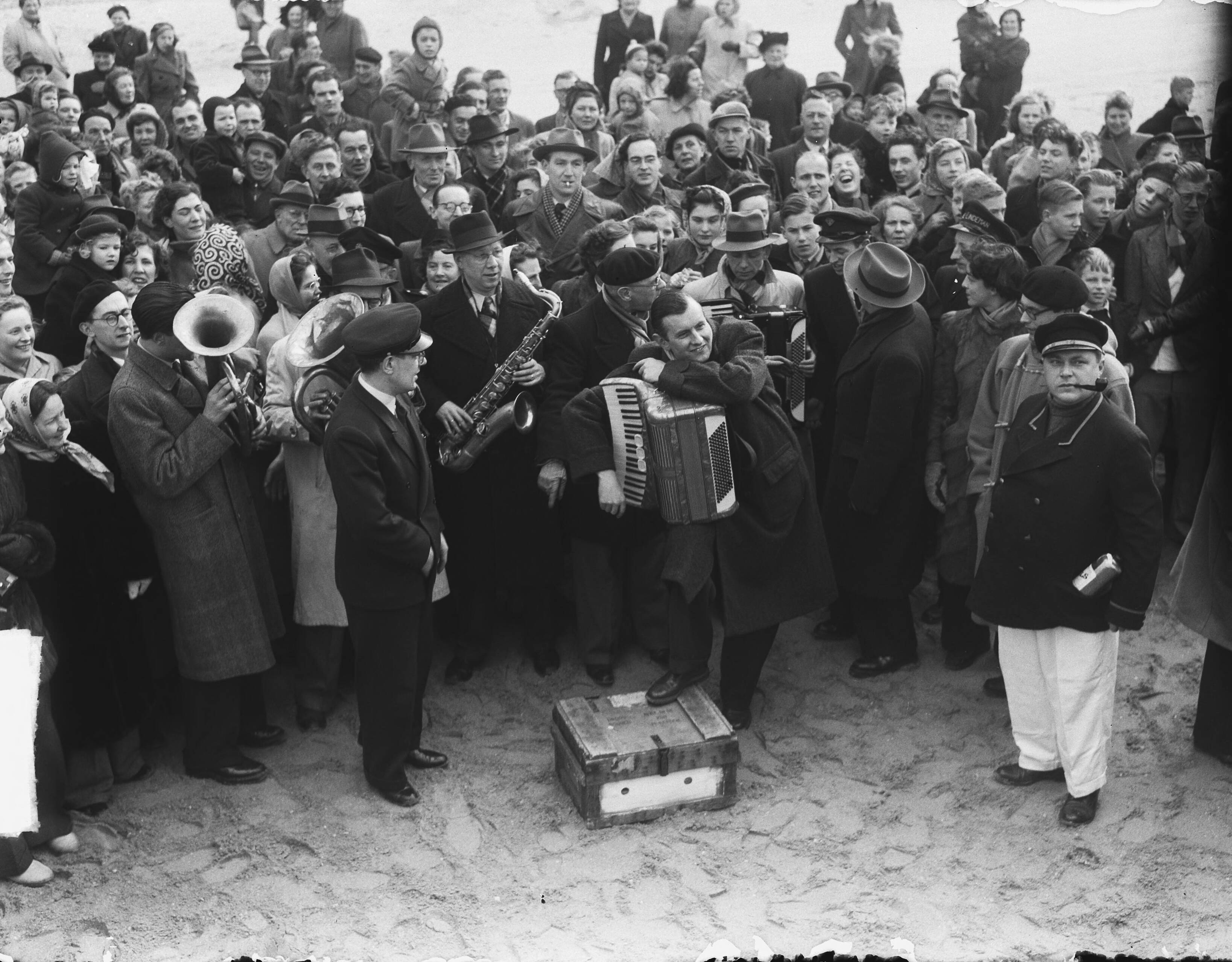 Fotocollectie Anefo — Tewaterlating van "Het Ding" te Zandvoort — Foto: Vogel, Carel L. de / Anefo. Licentie: Set B: Rechtenvrij / Publiek Domein. Bron: Nationaal Archief. http://hdl.handle.net/10648/a8e5d296-d0b4-102d-bcf8-003048976d84