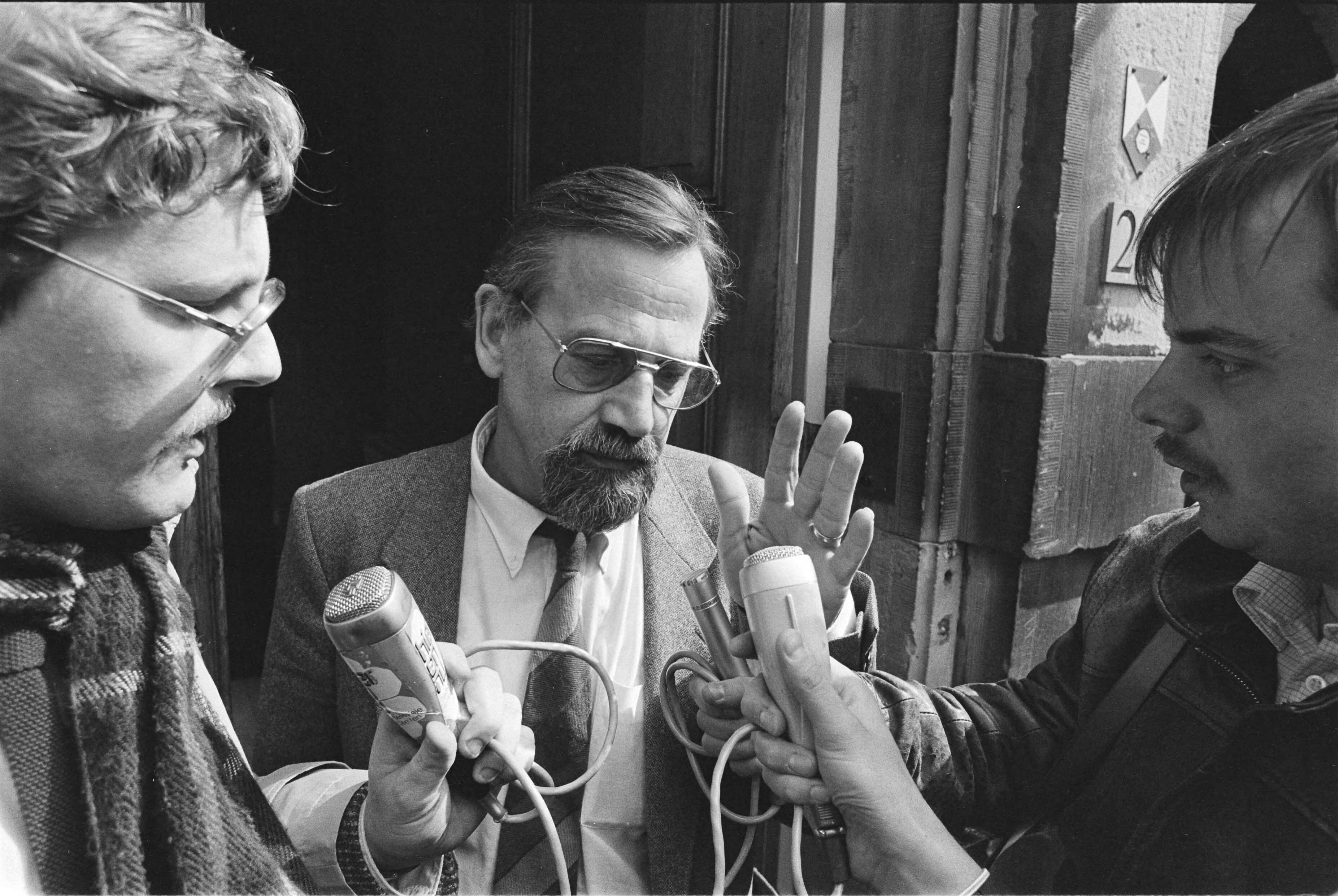 Fotocollectie Anefo — Delegatie uit Groningen in Den Haag ivm overplaatsing staatssecretaris Scherpenhuizen (PTT-zaken) na afloop overleg — Foto: Bogaerts, Rob / Anefo. Licentie: Set B: Rechtenvrij / Publiek Domein. Bron: Nationaal Archief. http://hdl.handle.net/10648/ad371f6c-d0b4-102d-bcf8-003048976d84